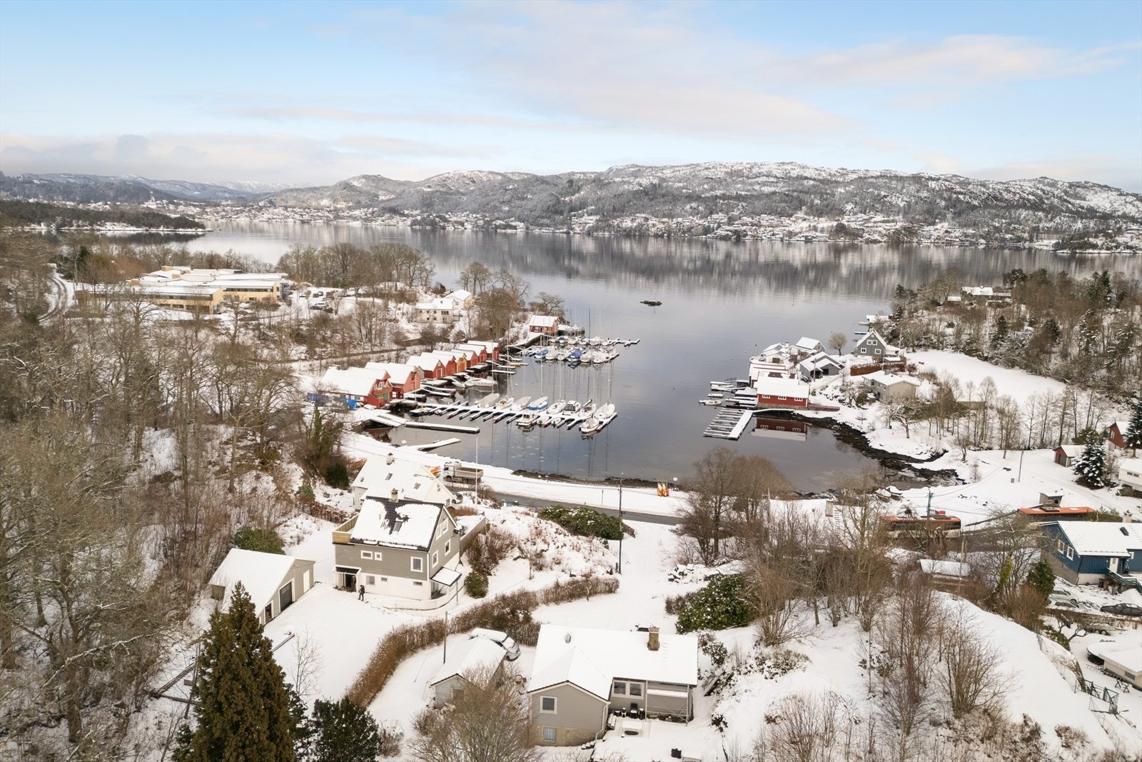Det er bare å rusle med til strandkanten og hoppe i kajakken Galleribilde