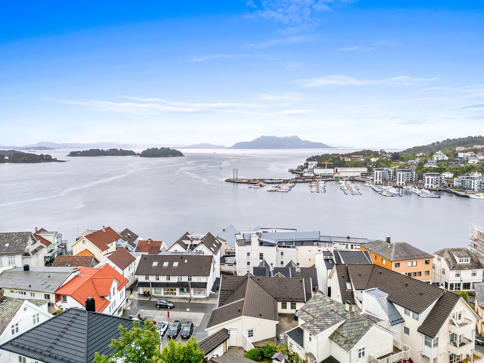 For den som er glad i sjø og maritimt miljø, ligger Leirvik hamn like i nærheten. Galleribilde