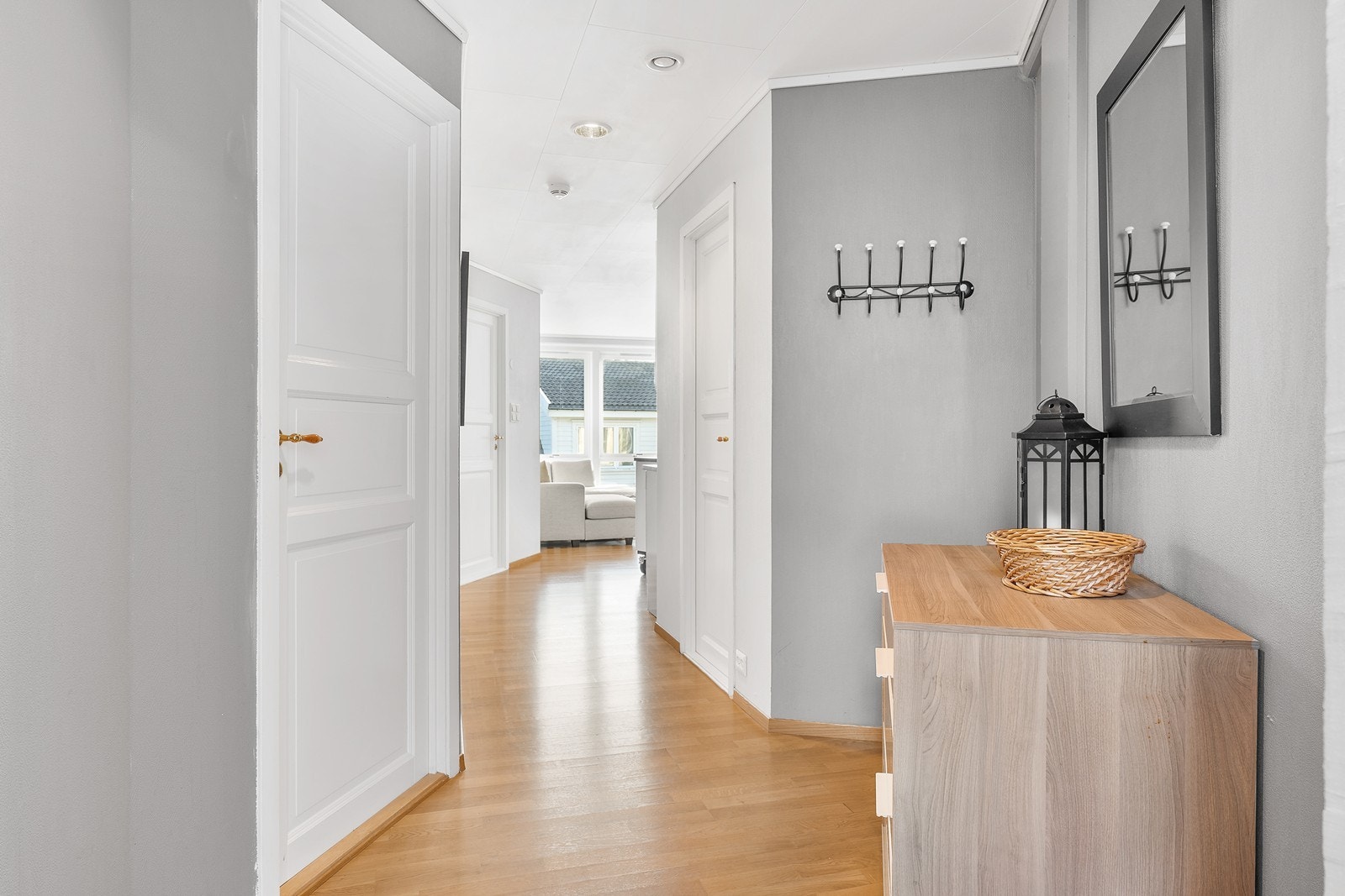 Her er det plass til oppbevaring av yttertøy. Her er det også en innvendig bod for ekstra lagringsplass. Galleribilde