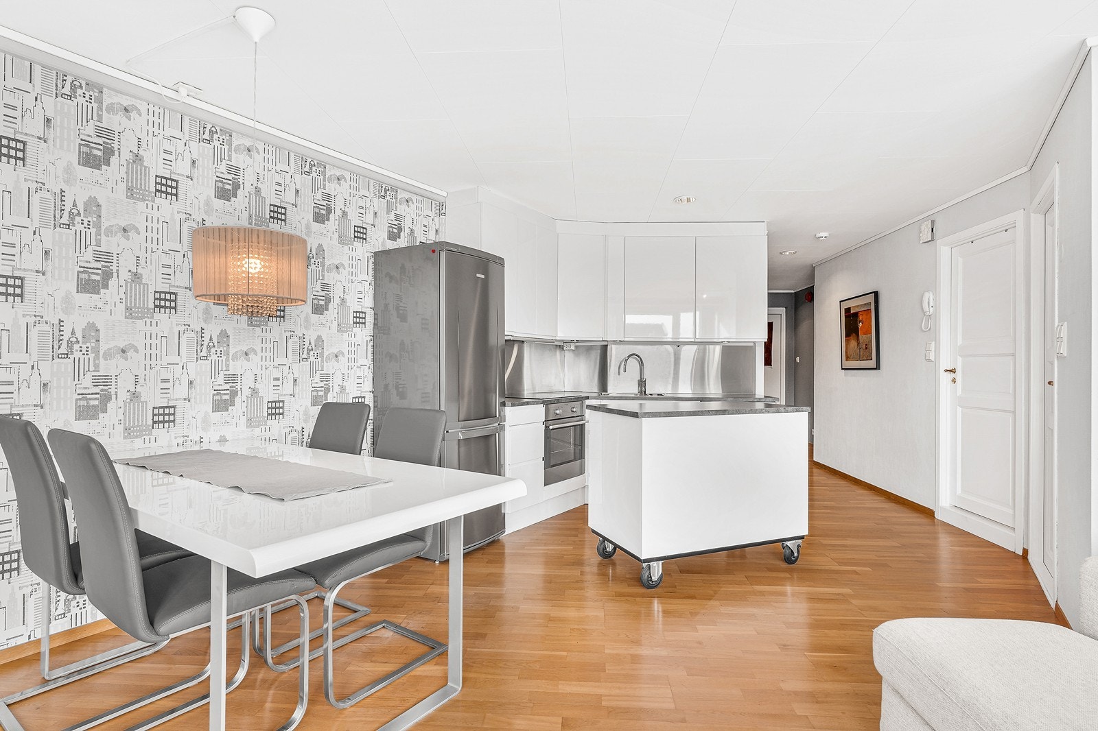 Det er åpen stue/kjøkkenløsning i leiligheten som gjør leiligheten mer arealeffektiv. Galleribilde