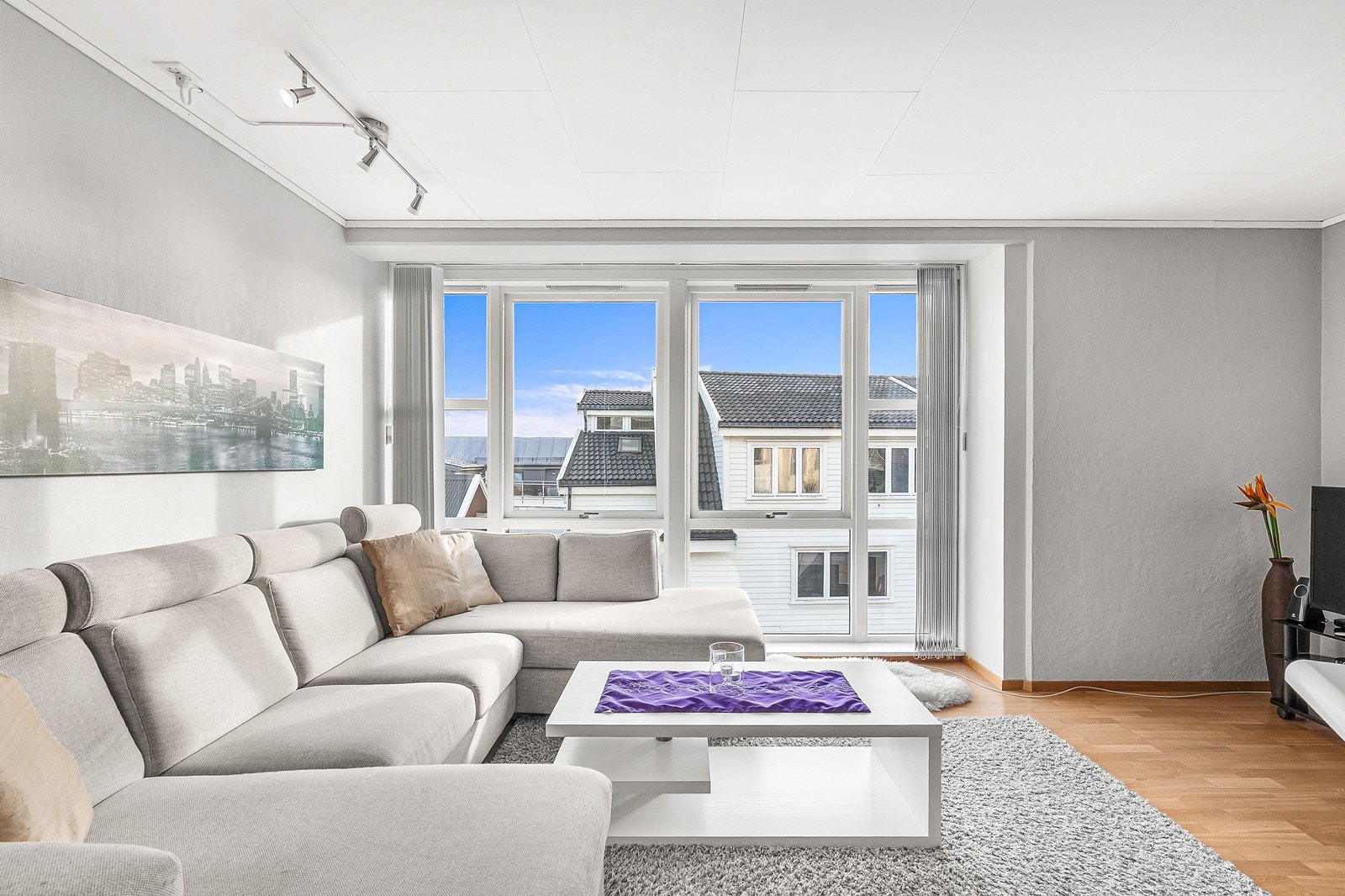 I stuen er det store vinduer som gir et naturlig lysinnslipp i leiligheten. Galleribilde