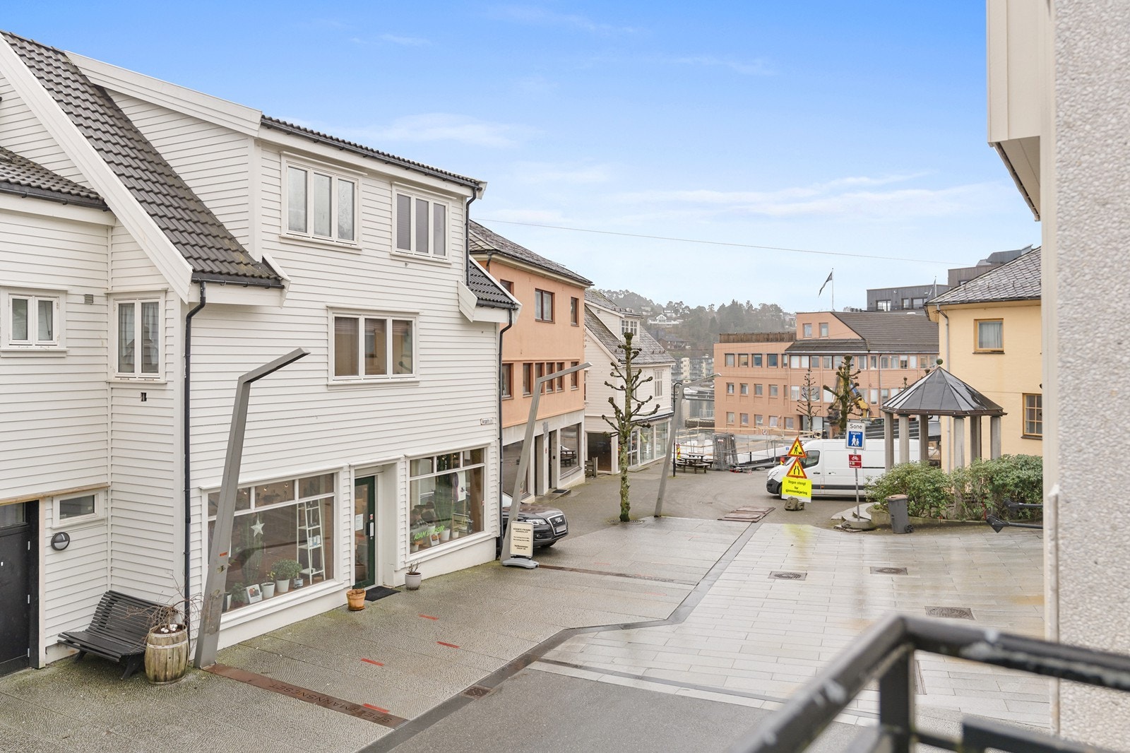 Leiligheten har en svært attraktiv og sentral beliggenhet i hjertet av Leirvik sentrum på Stord. Her bor du midt i smørøyet, med umiddelbar nærhet til alt sentrum har å tilby. Galleribilde