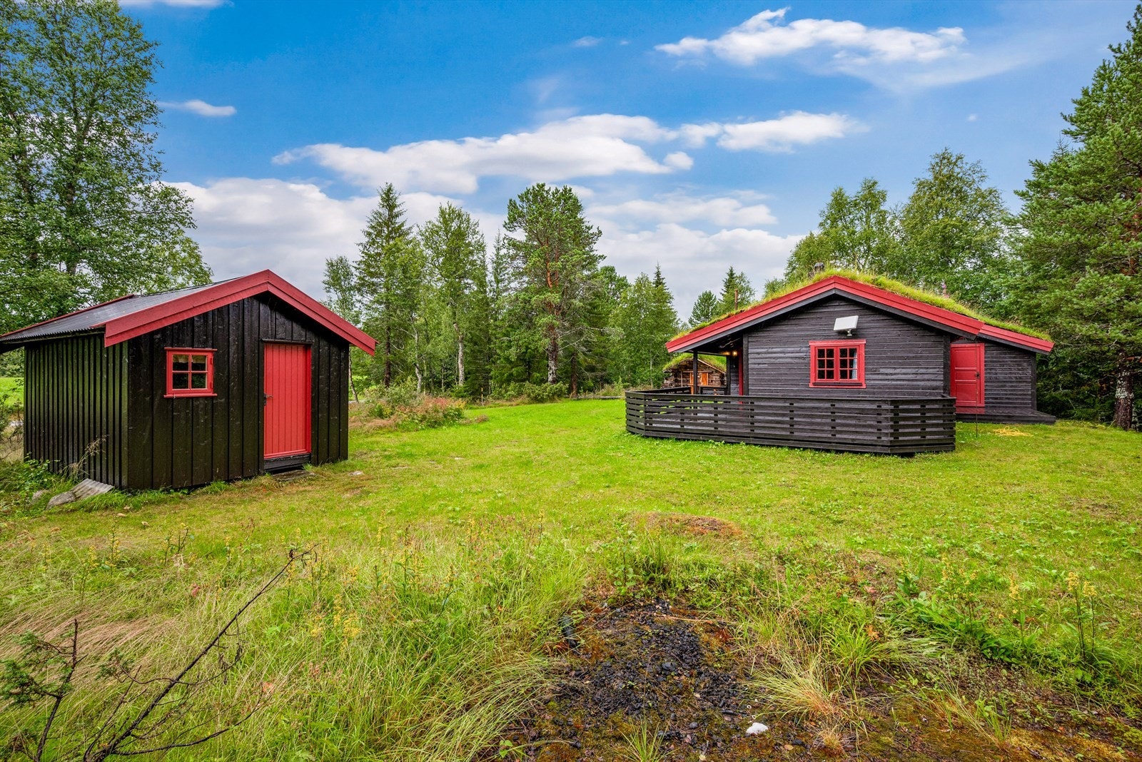 Området er kjent for gode fiskevann med kvalitetsfisk, og det er gode forhold for jakt av både villrein og småvilt Galleribilde