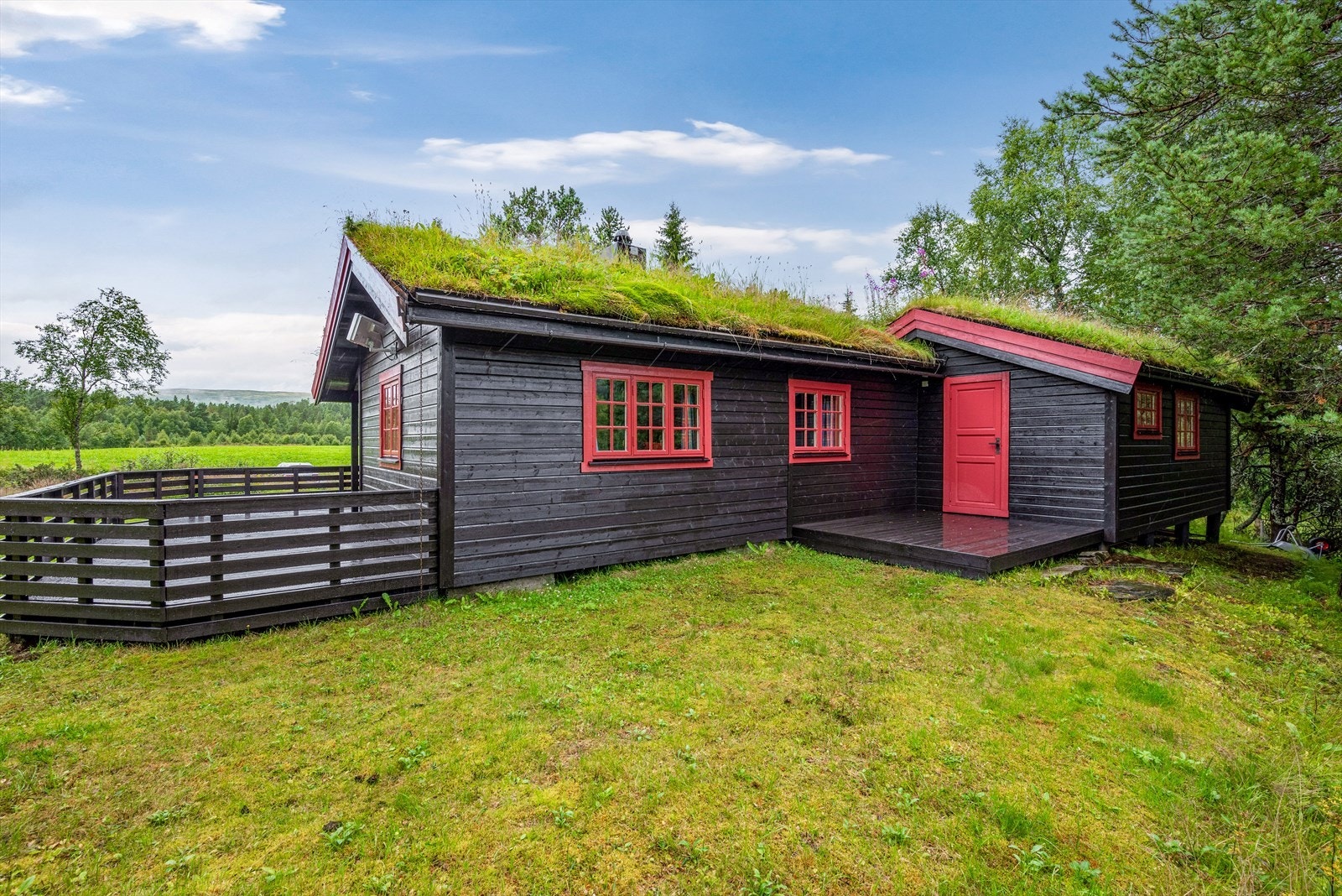 Eiendommen har en romslig tomt på ca. 919 kvm, hvor du kan nyte gode solforhold i hyggelige omgivelser Galleribilde