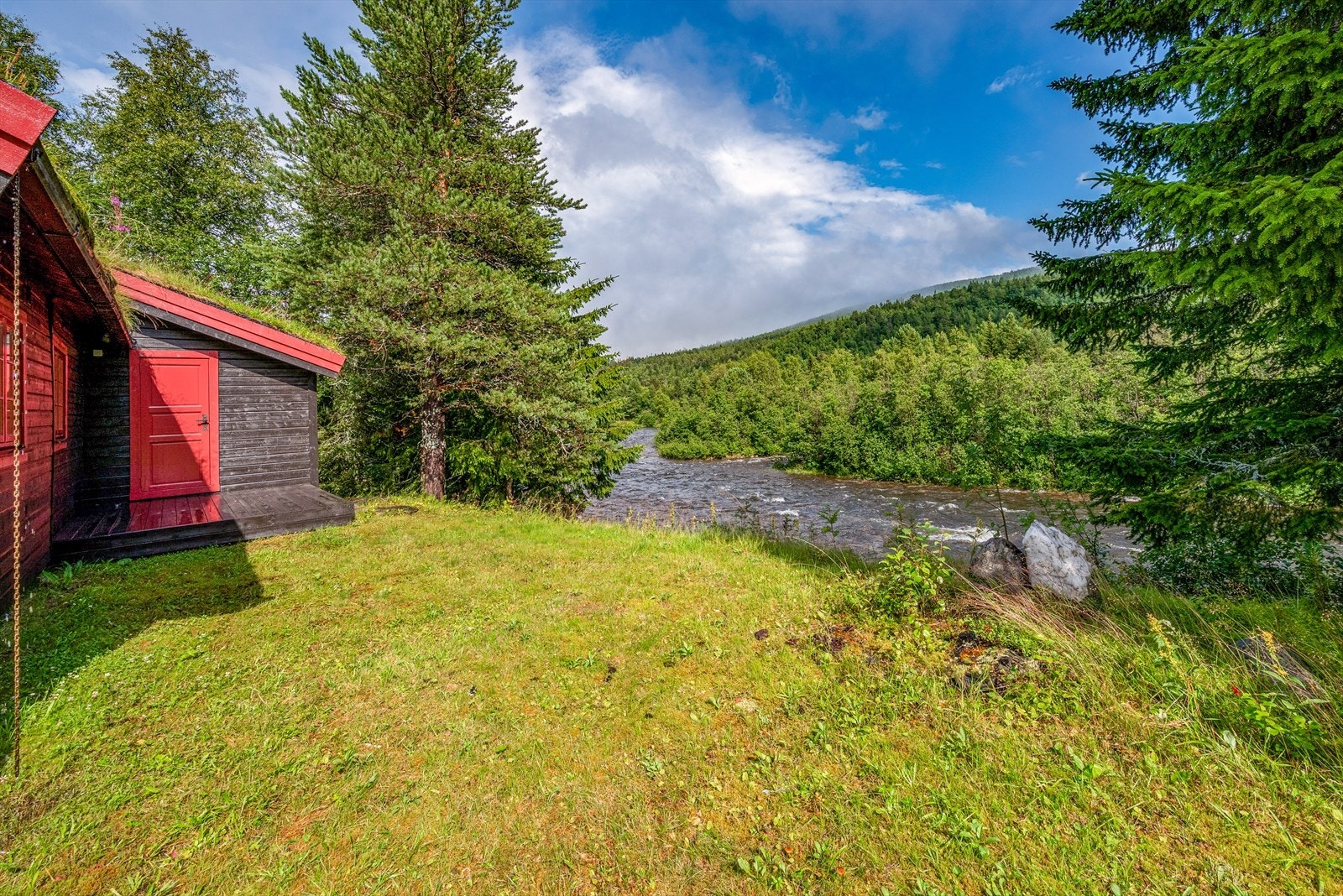 Det er umiddelbar nærhet til flotte tur- og friluftsområder innover i marka og på fjellet Galleribilde