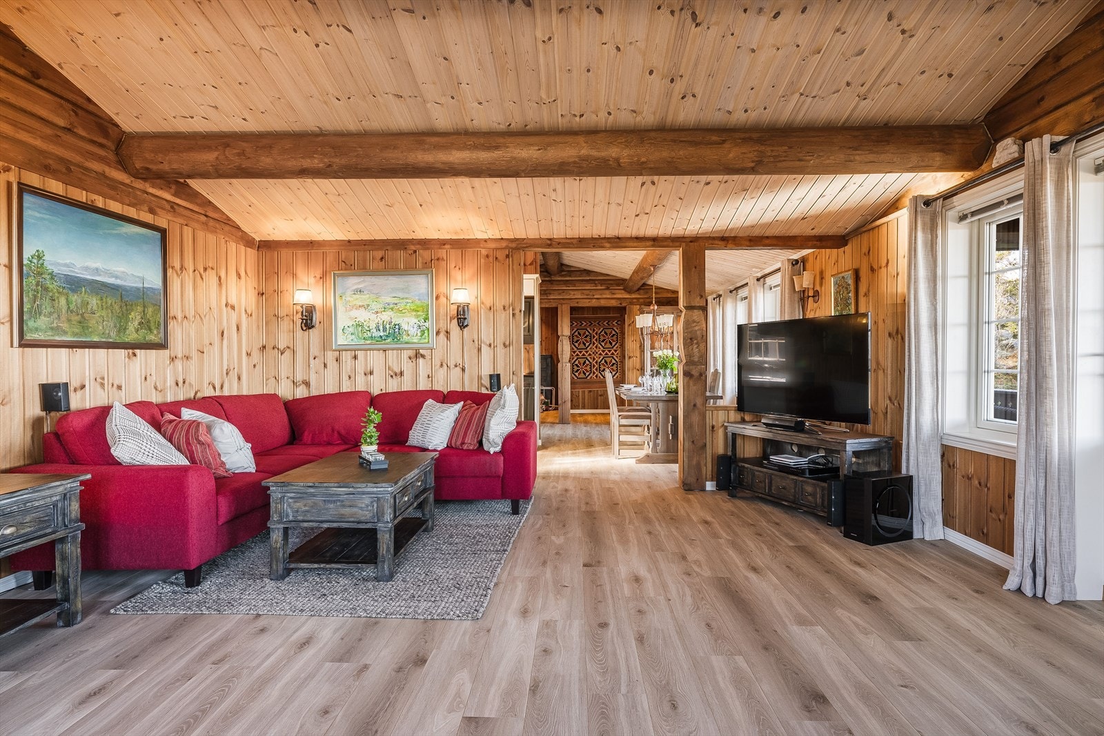 Fra spisestuen kommer du videre inn til stuen som er et stort og herlig rom for både avkobling og hygge. Galleribilde