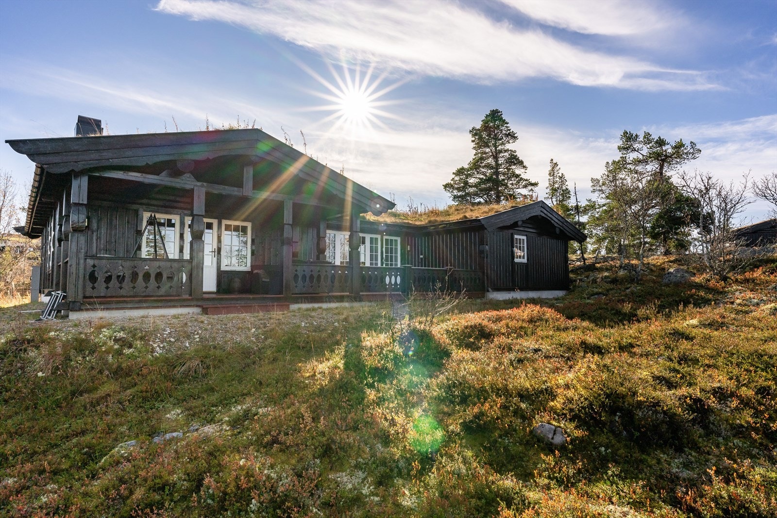 Eiendommen har en fantastisk beliggenhet øverst i Engerdal Østfjell, ca. 845 moh. med gode solforhold og meget flott utsikt! Galleribilde