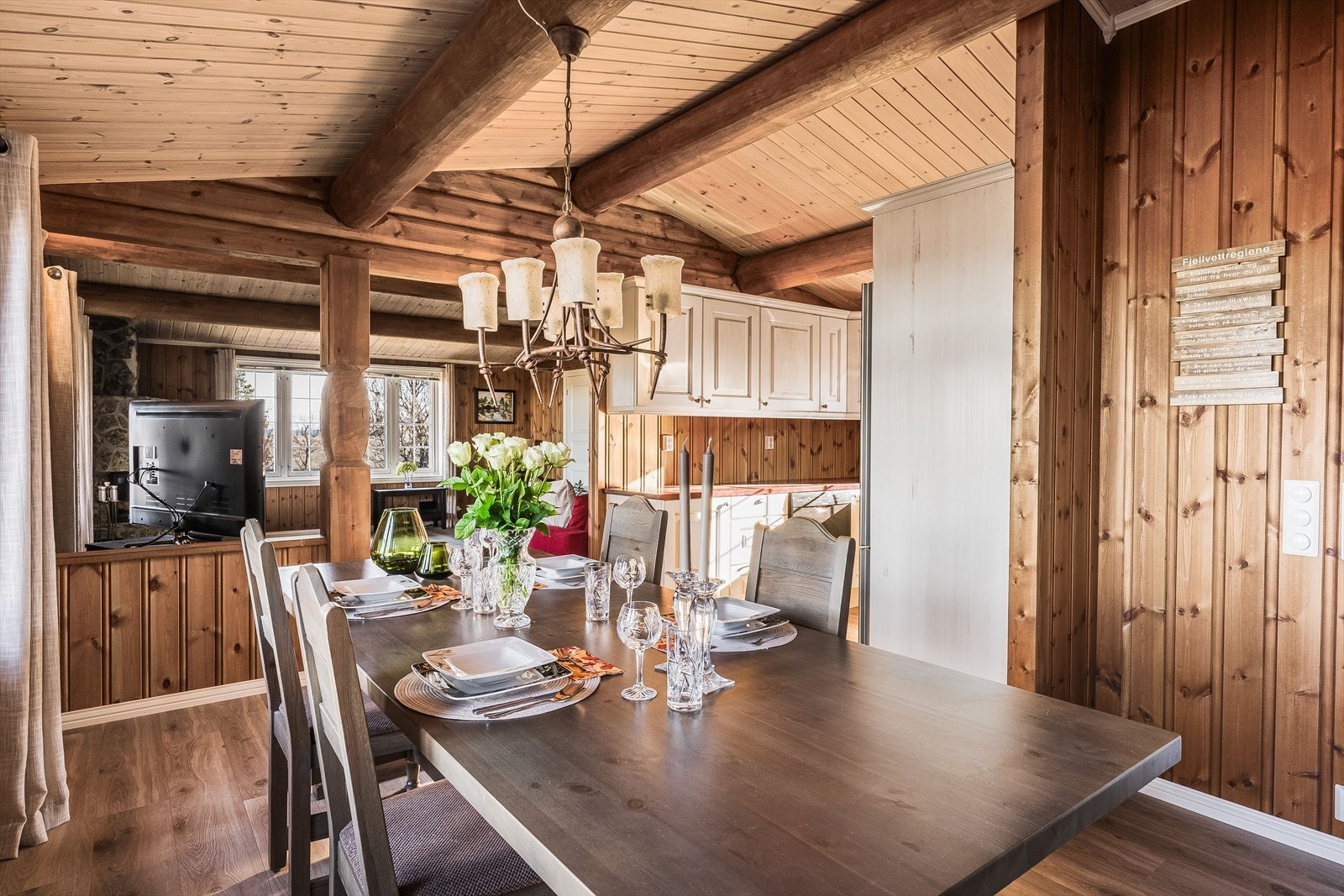 Hytta holder en gjennomgående god standard fra 2015 med bla. deilig gulvvarme som kan styres med app. Galleribilde