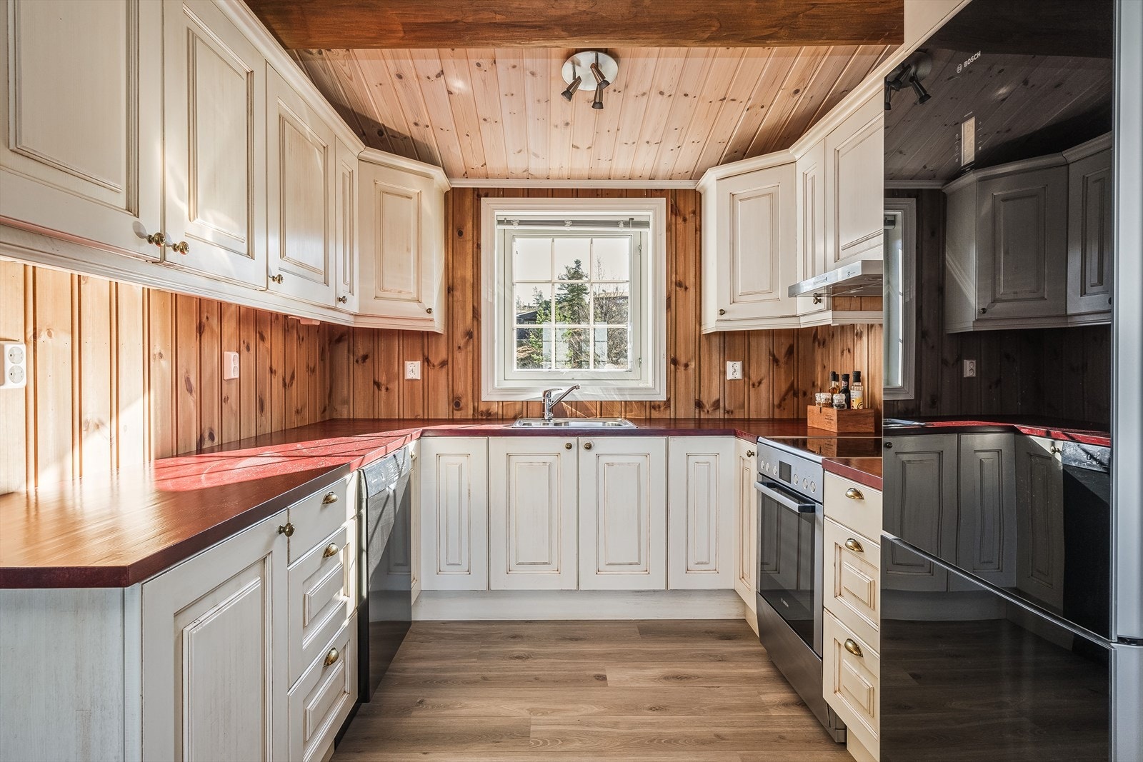 Kjøkkenet ligger i en fin åpen løsning med spiestuen. Galleribilde