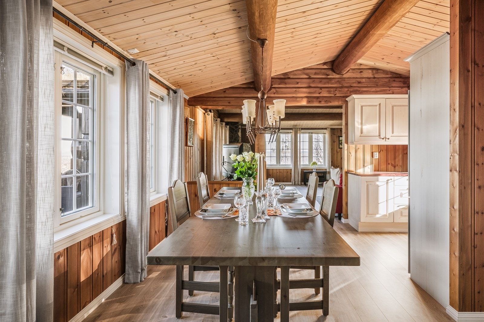 Videre kommer du inn til spisestuen som ligger i en fin åpen løsning med kjøkkenet og i en sosial delvis åpen løsning med stuen. Galleribilde