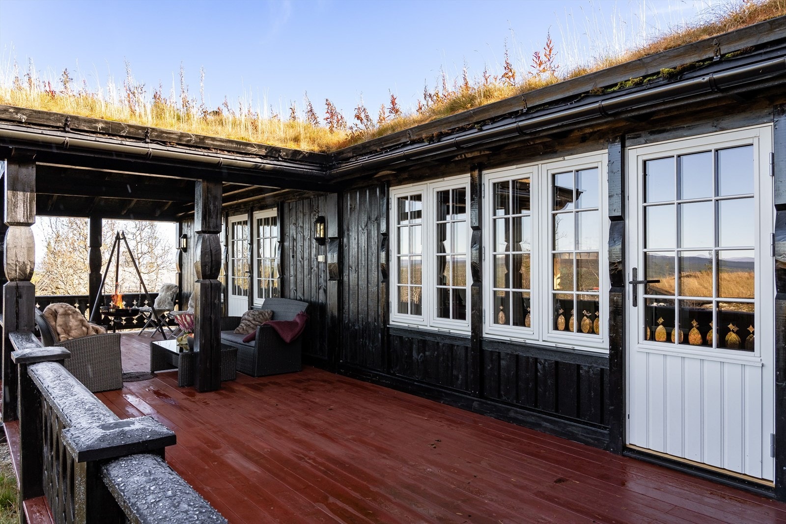 Både fra spisestuen og stuen har du utgang til den store vestvendte terrassen som har gode solforhold og fantastisk flott utsikt! Galleribilde