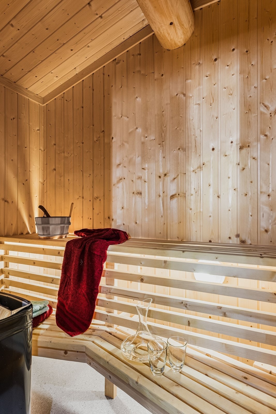 Fra baderommet har du adkomst til en deilig badstue med plassbygde sittebenker og badstueovn. Galleribilde