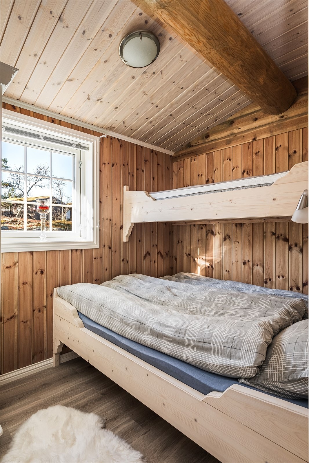 Soverom 2 er et koselig rom som i dag er innredet med en familiekøye med 3 sengeplasser. Galleribilde