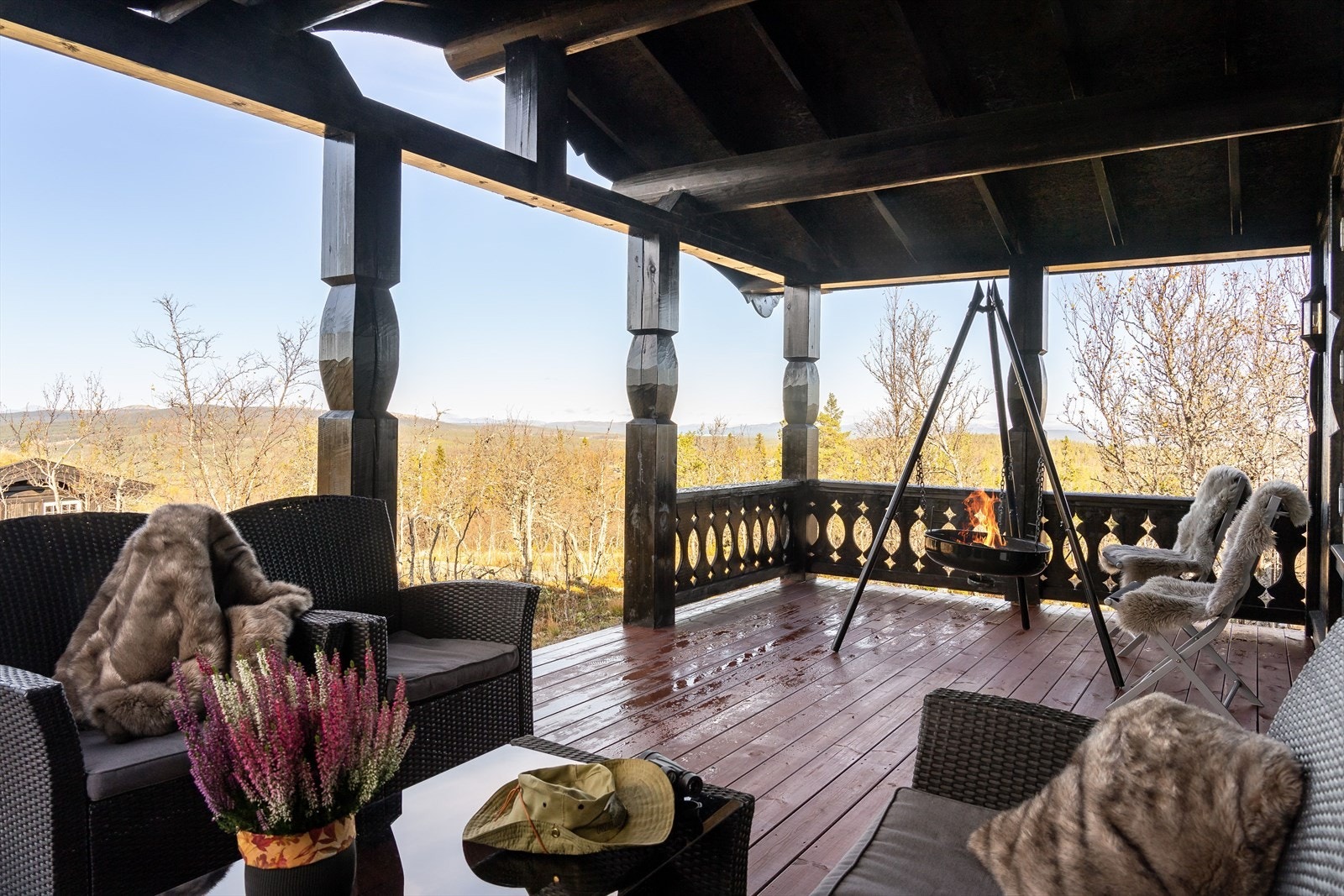 Den ene delen av terrassen er overbygget og har god plass til flere sittegrupper etter eget ønske og behov. Galleribilde