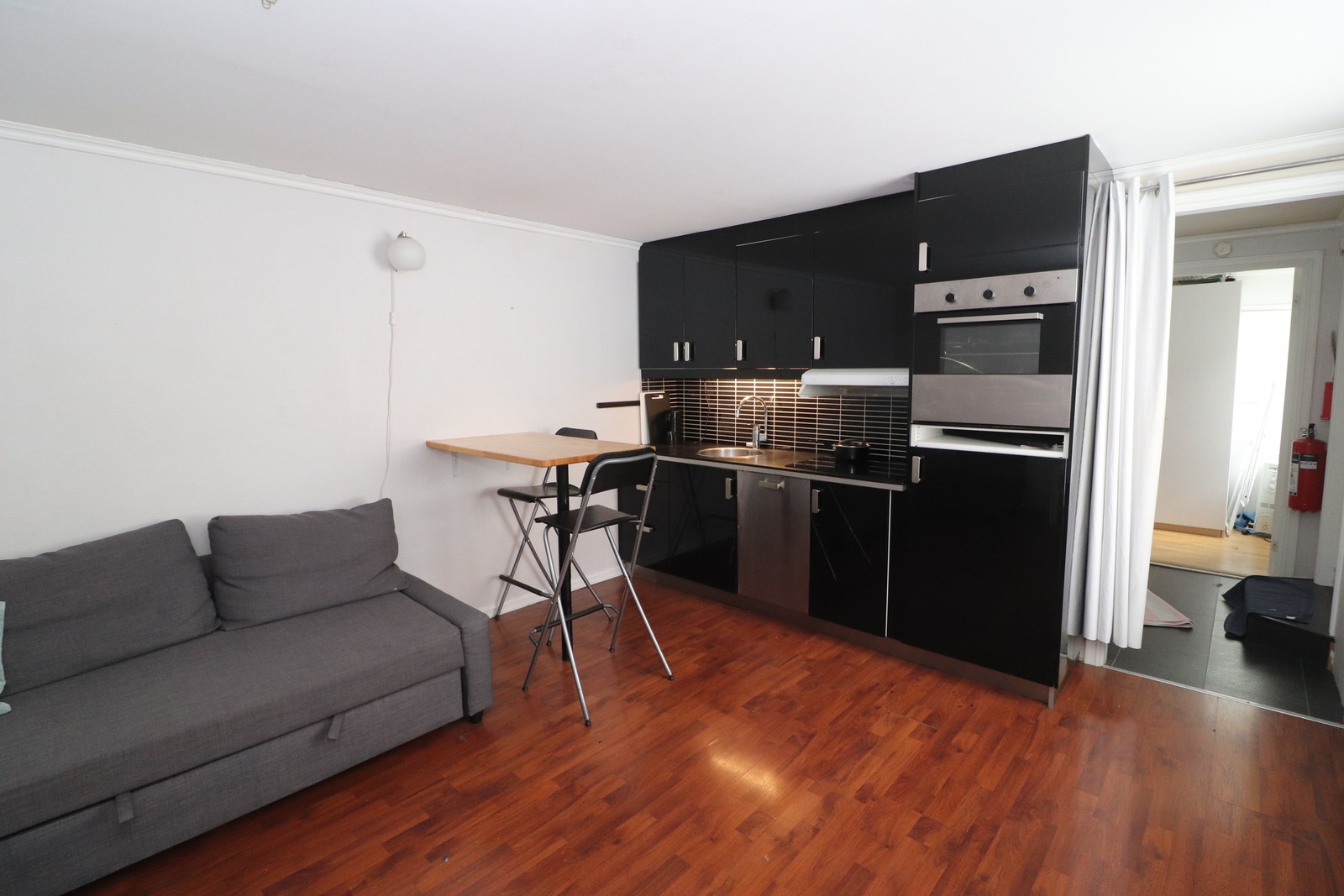 Kjøkken med platetopp, stekeovn, kjøleskap og oppvaskmaskin Galleribilde