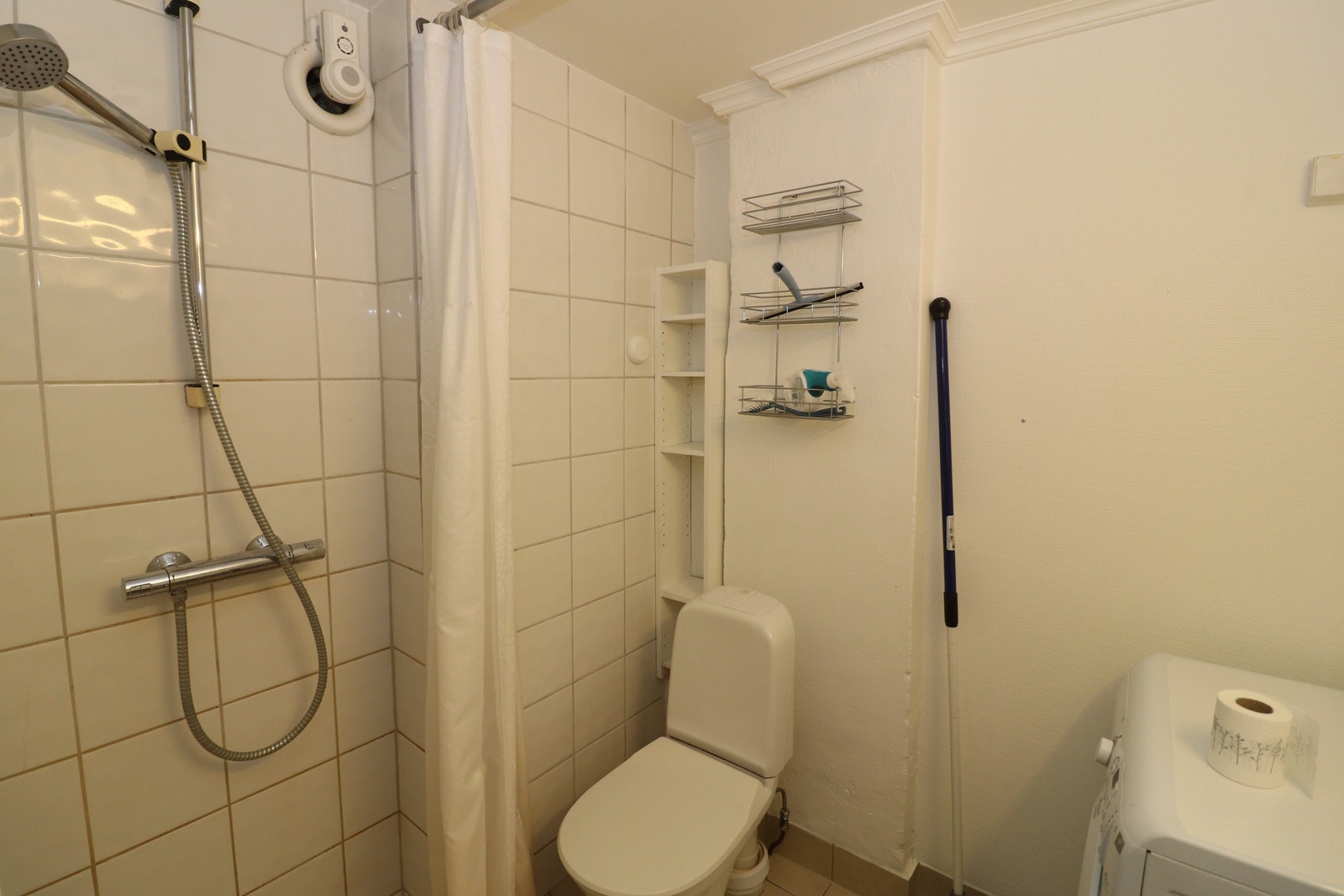 Bad med vaskemaskin Galleribilde