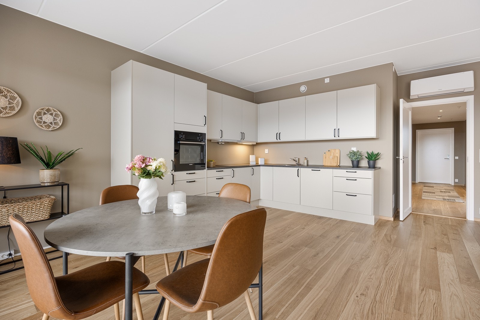 Innredningen er oppgradert med ekstra høyskap med stekeovn i god arbeidshøyde og ekstra overskap for mer skapplass Galleribilde