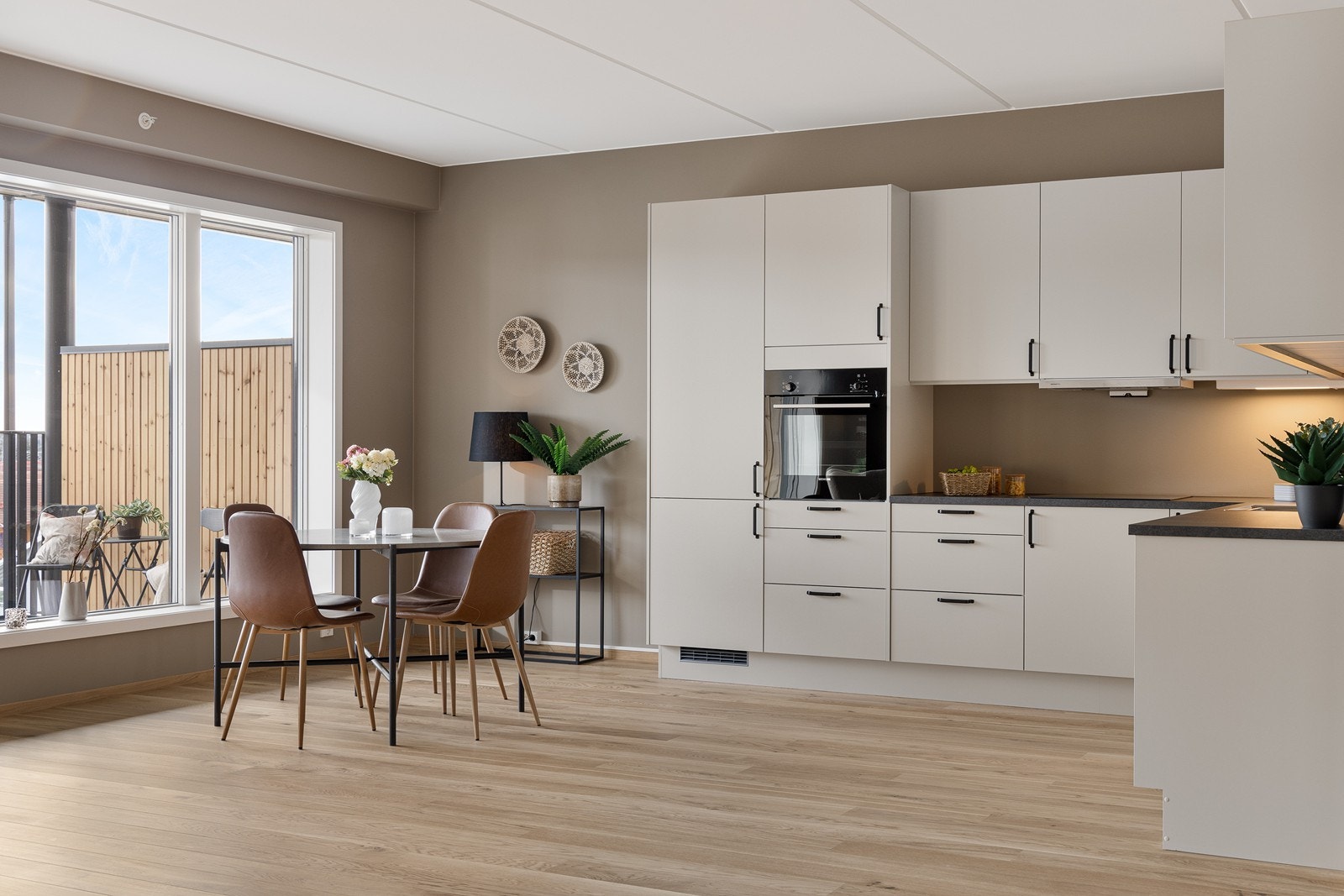 I tilknytning til kjøkkenet er det god plass til et spisebord Galleribilde