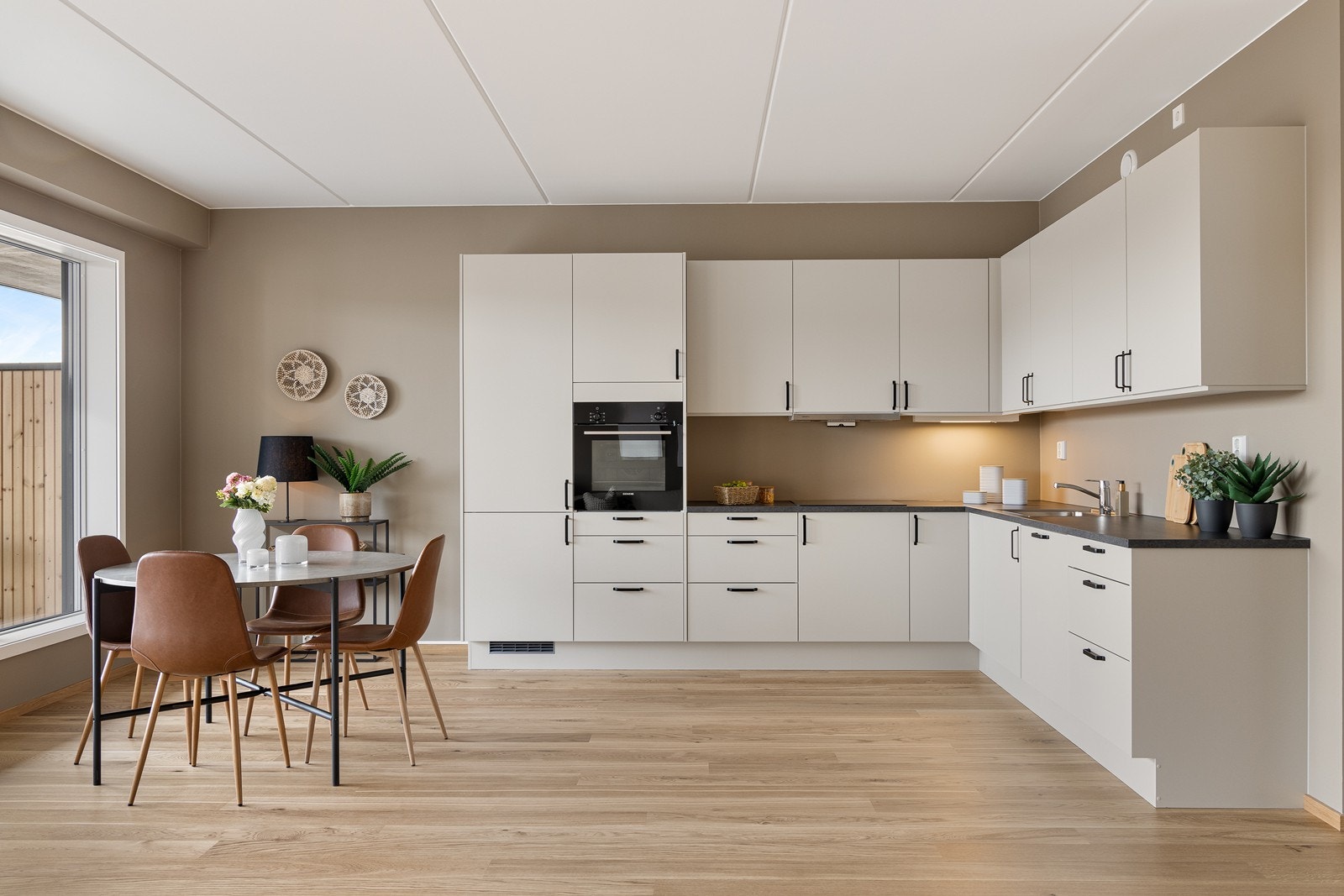 Kjøkkeninnredningen er i en praktisk L-form fra kvalitetsleverandøren Sigdal Galleribilde