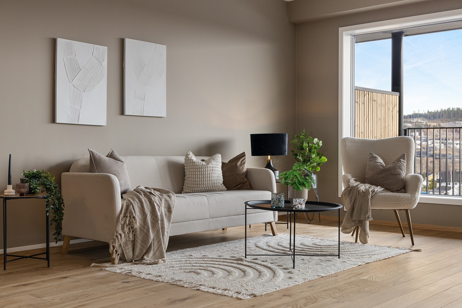 Rommets gode størrelse gir plass til en stor sittegruppe Galleribilde