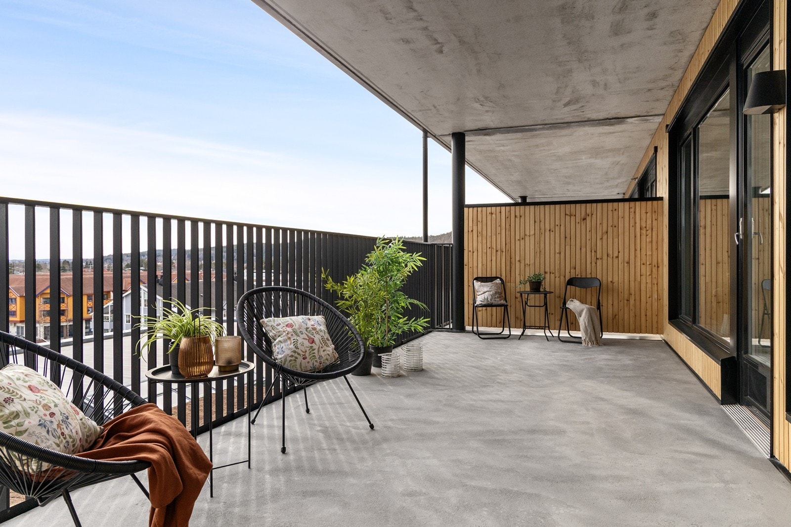 Fra stuen er det utgang til en romslig balkong på ca. 24 kvm med god plass til utemøblement Galleribilde