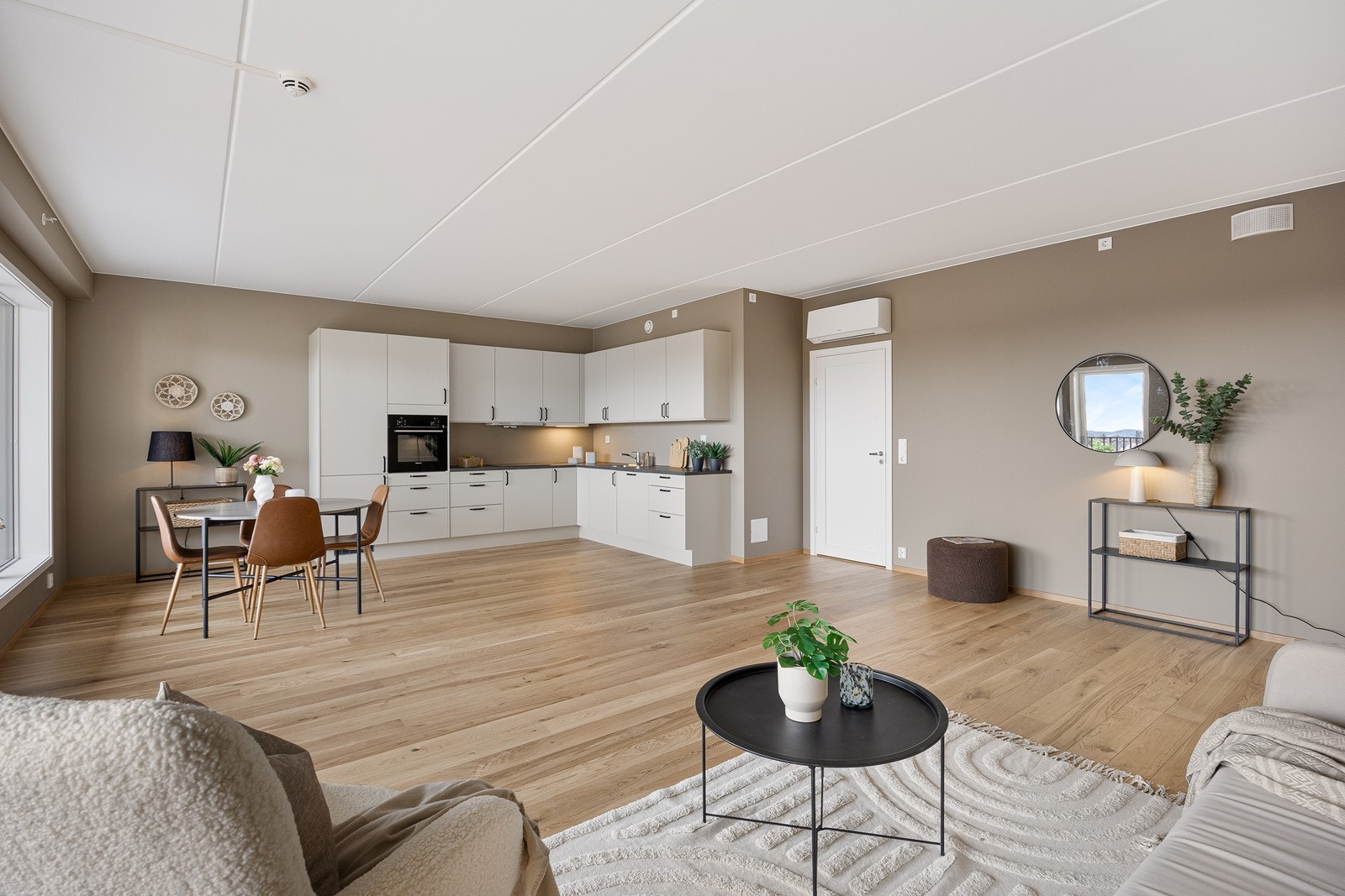 Stuen er lys og luftig med åpen kjøkkenløsning Galleribilde