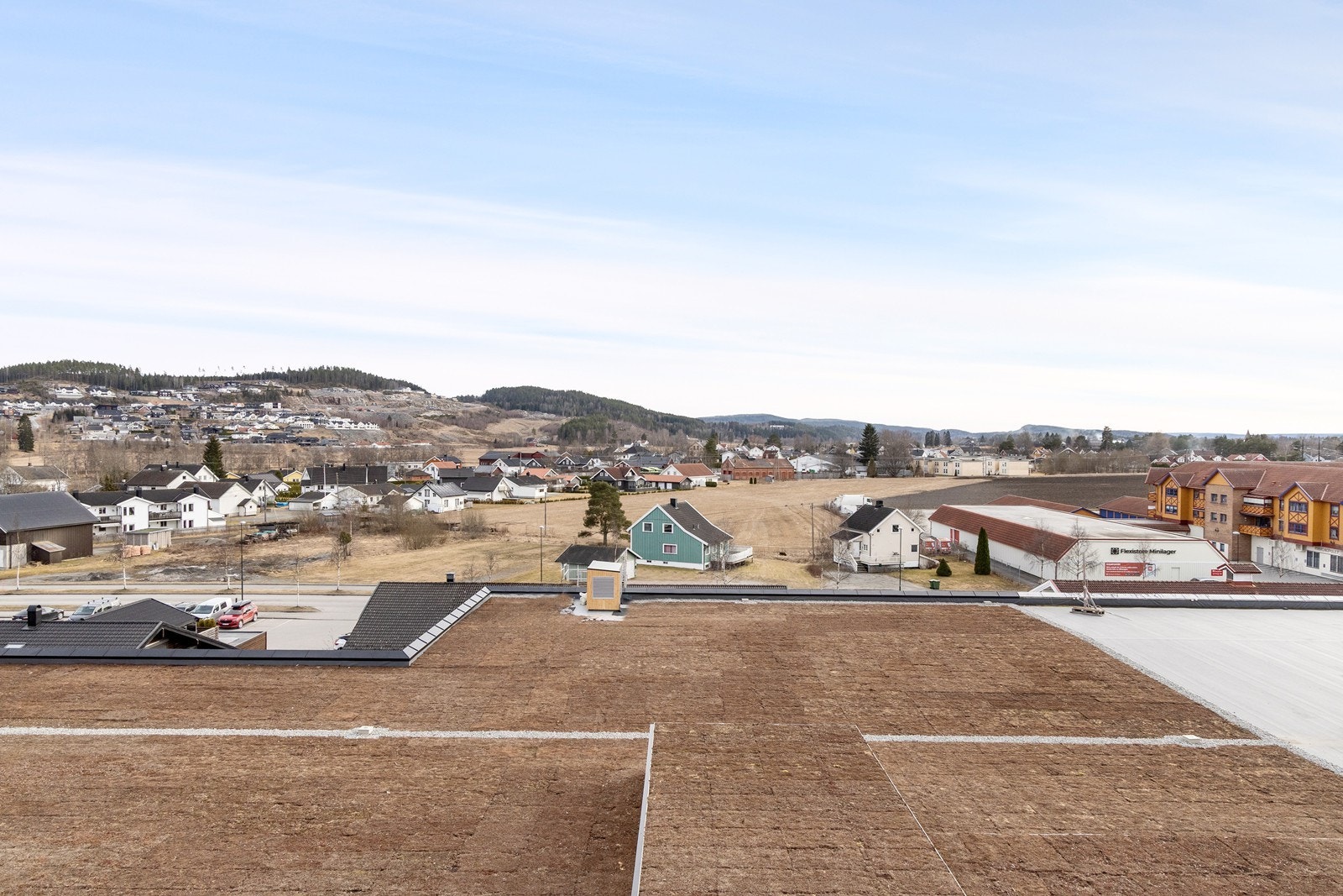 Balkongen er sydvendt og har flott, langstrakt utsikt Galleribilde