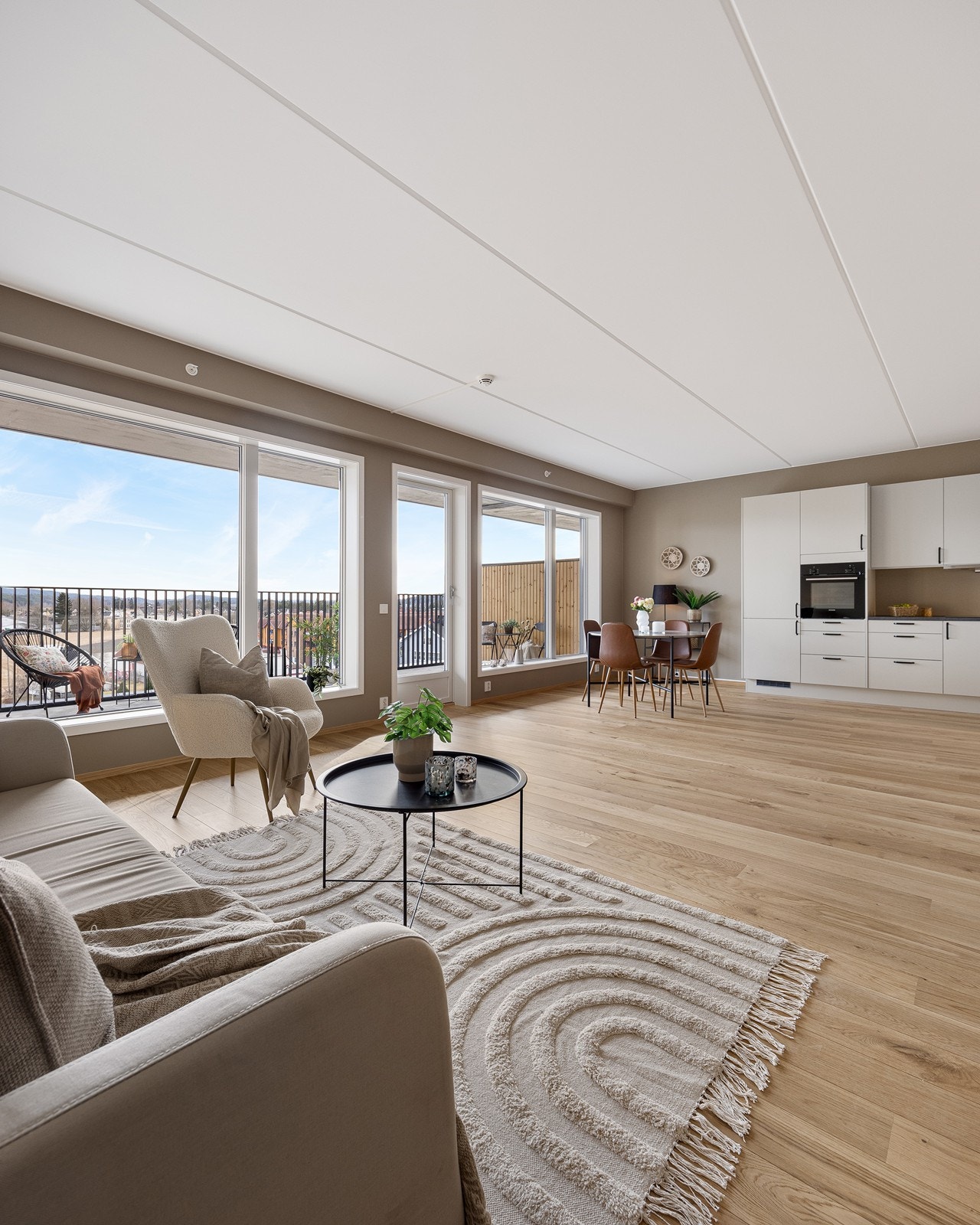 Stuen har store, sørvendte vinduer og utgang til en solfylt balkong Galleribilde