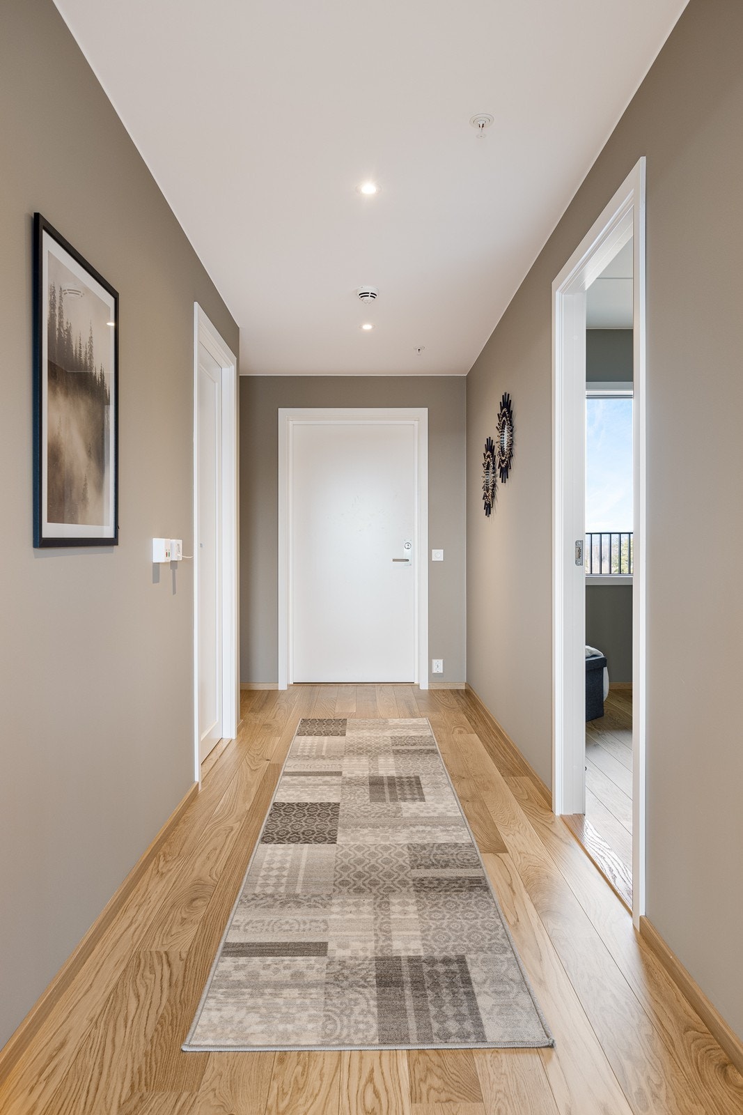 Entreen gir et godt førsteinntrykk med enstavs parkettgulv og downlights i himlingen Galleribilde