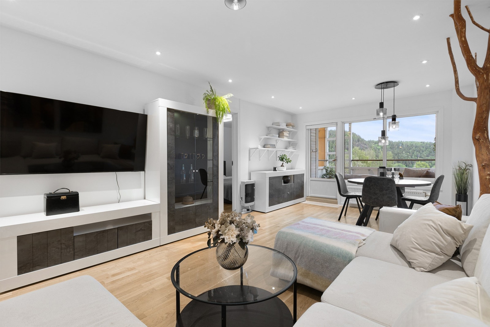 Lys og romslig stue med god plass til både sofagruppe og spisebord Galleribilde