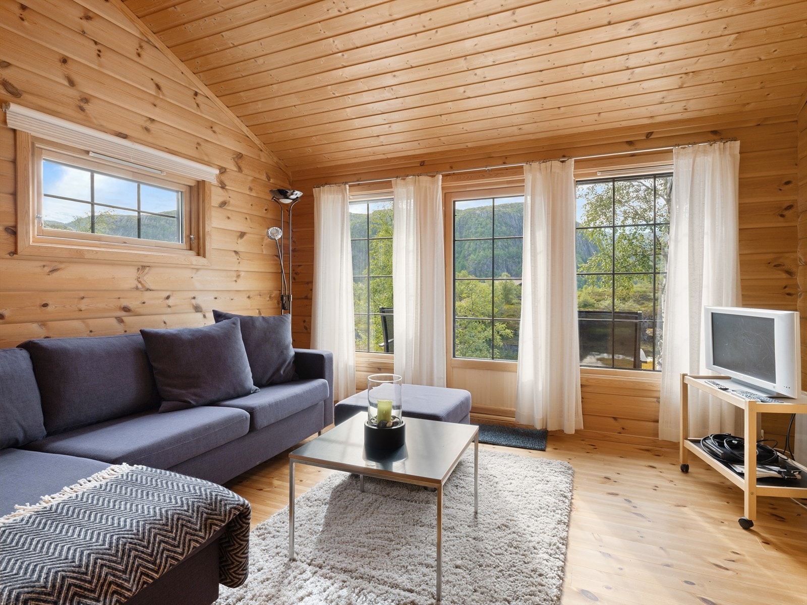 Påbygget stue, god takhøyde gir god romfølelse Galleribilde