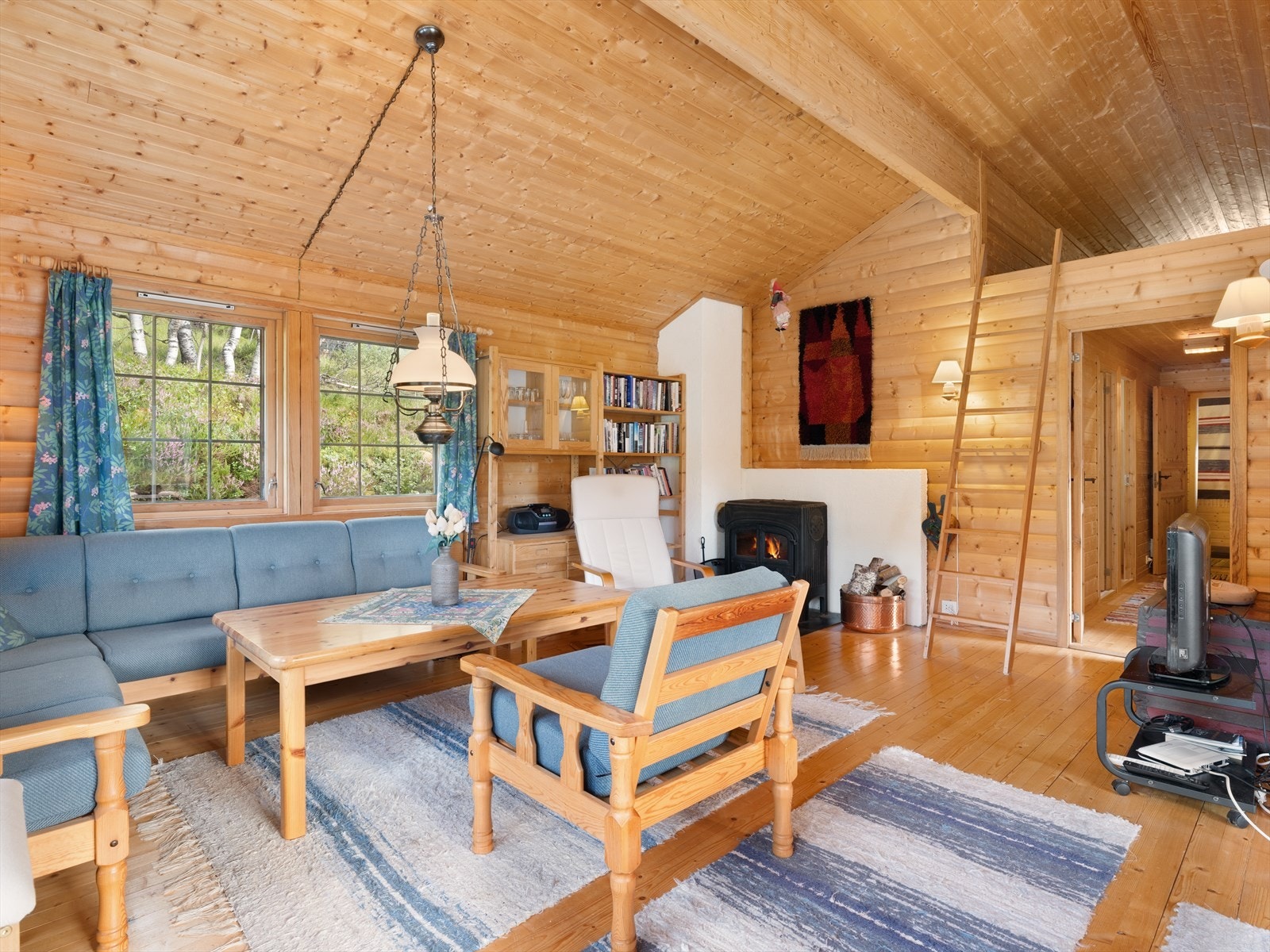 Furugulv og rundpanel på vegger. Panel i tak. Galleribilde