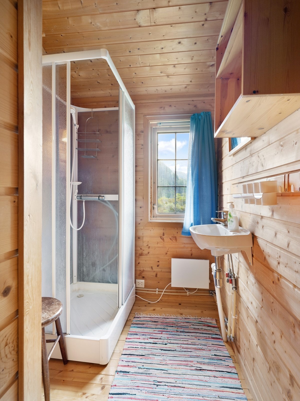 Bad med dusjkabinett og vask Galleribilde