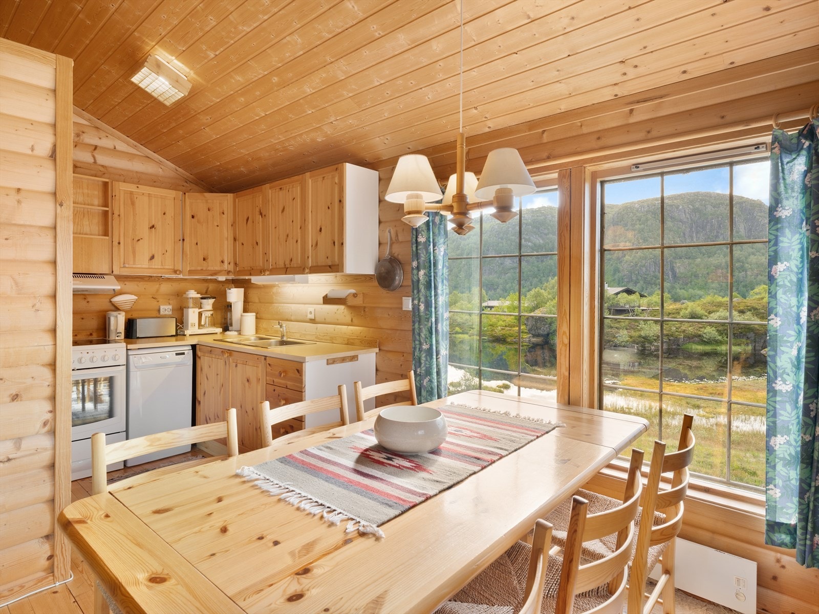 God plass til langbord i tilknytning til kjøkken. Galleribilde