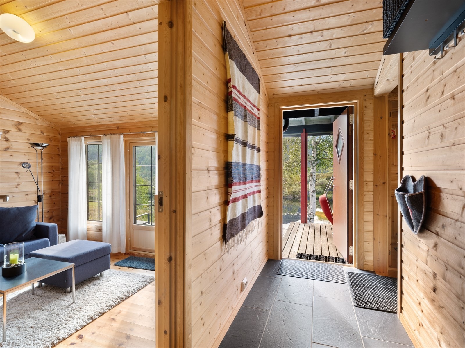 Entre/gang med skiferfliser på gulv og varmekabler. Plass til klær og sko. Galleribilde