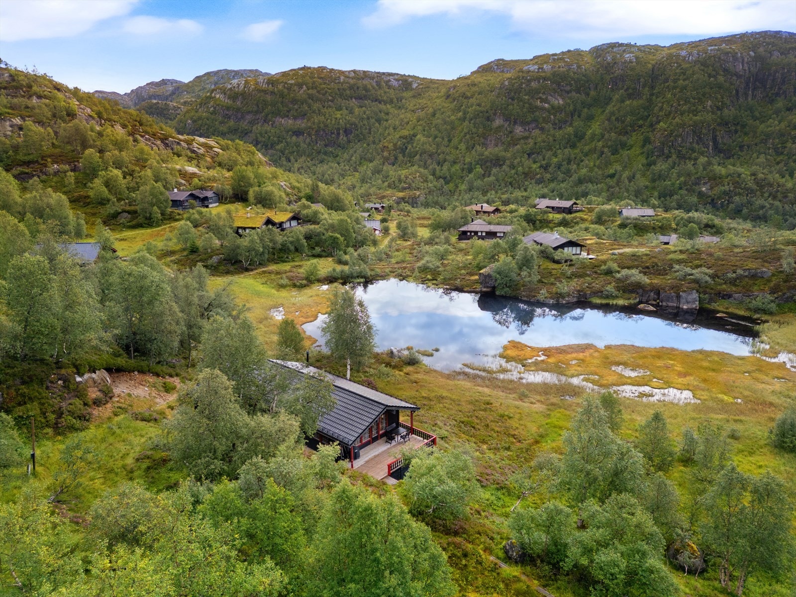 Naturtomt med beliggenhet ned mot tjernet. Solrikt og lunt. Galleribilde