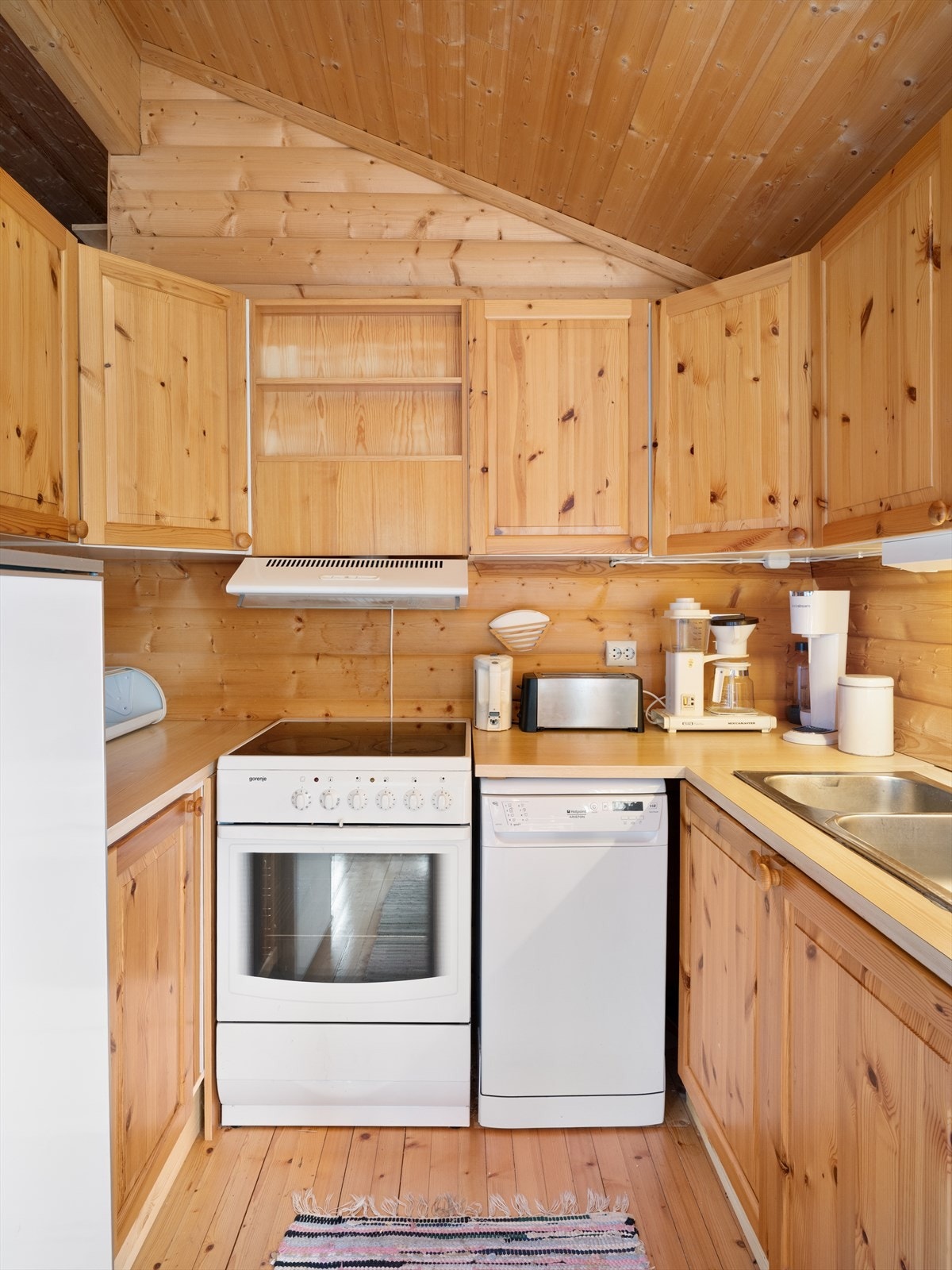 Furukjøkken med god lagringsplass i skuffer og skap. Kjøleskap, komfyr og oppvaskmaskin medfølger i handelen. Galleribilde