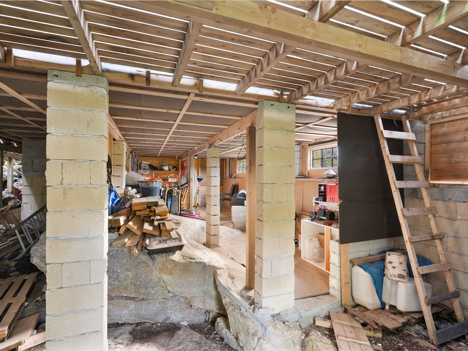 Det er god lagringsplass under hytta. Her kan man gå oppreist. Galleribilde