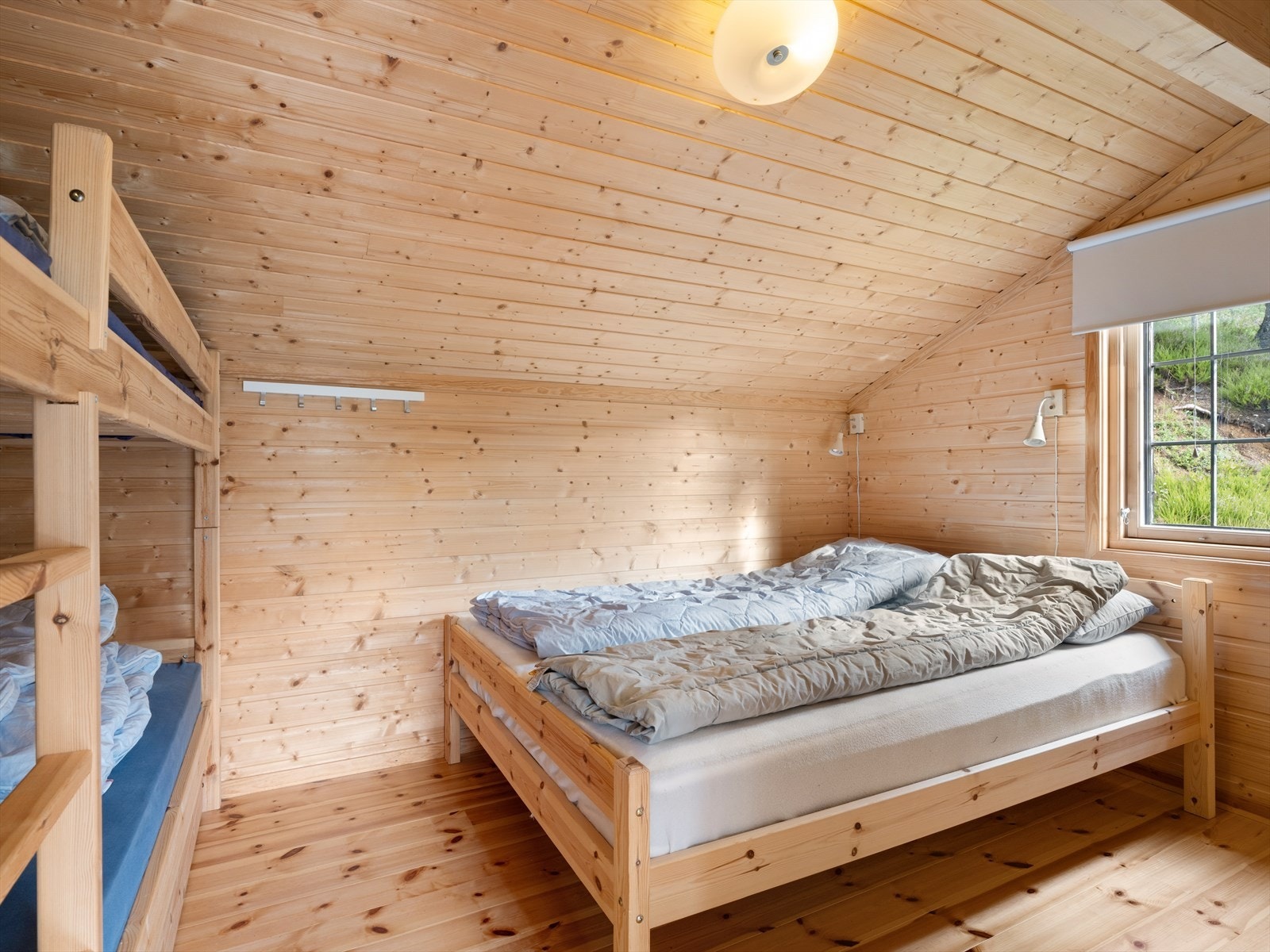 Familierom med dobbeltseng og køyeseng. Galleribilde