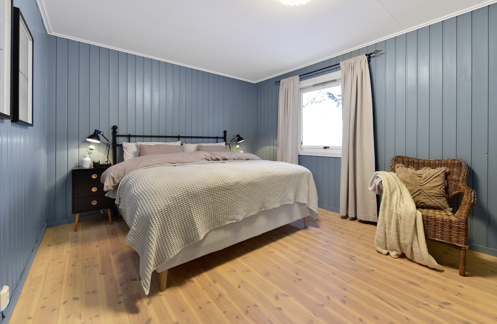 Det er to soverom i 1. etasje. Hovedsoverommet har panelvegger som gir en lun og behagelig atmosfære. Rommet har en stor skyvedørsgarderobe som gir rikelig med oppbevaringsplass Galleribilde