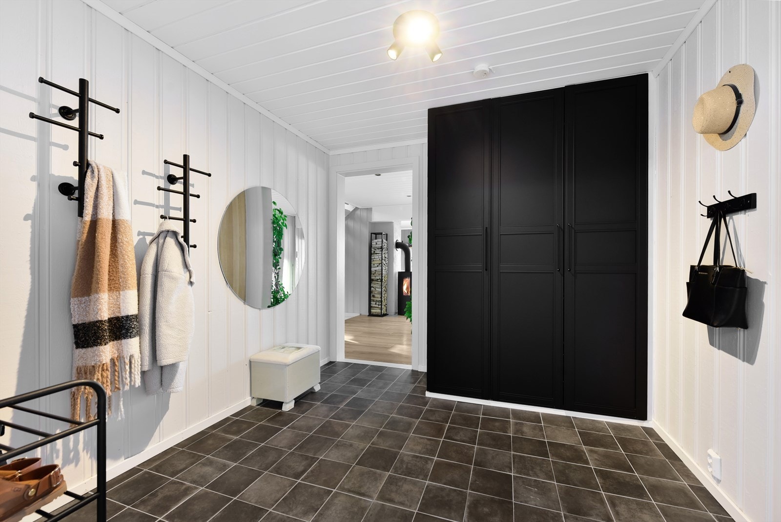 God garderobeplass sørger for ryddig oppbevaring av yttertøy og sko Galleribilde