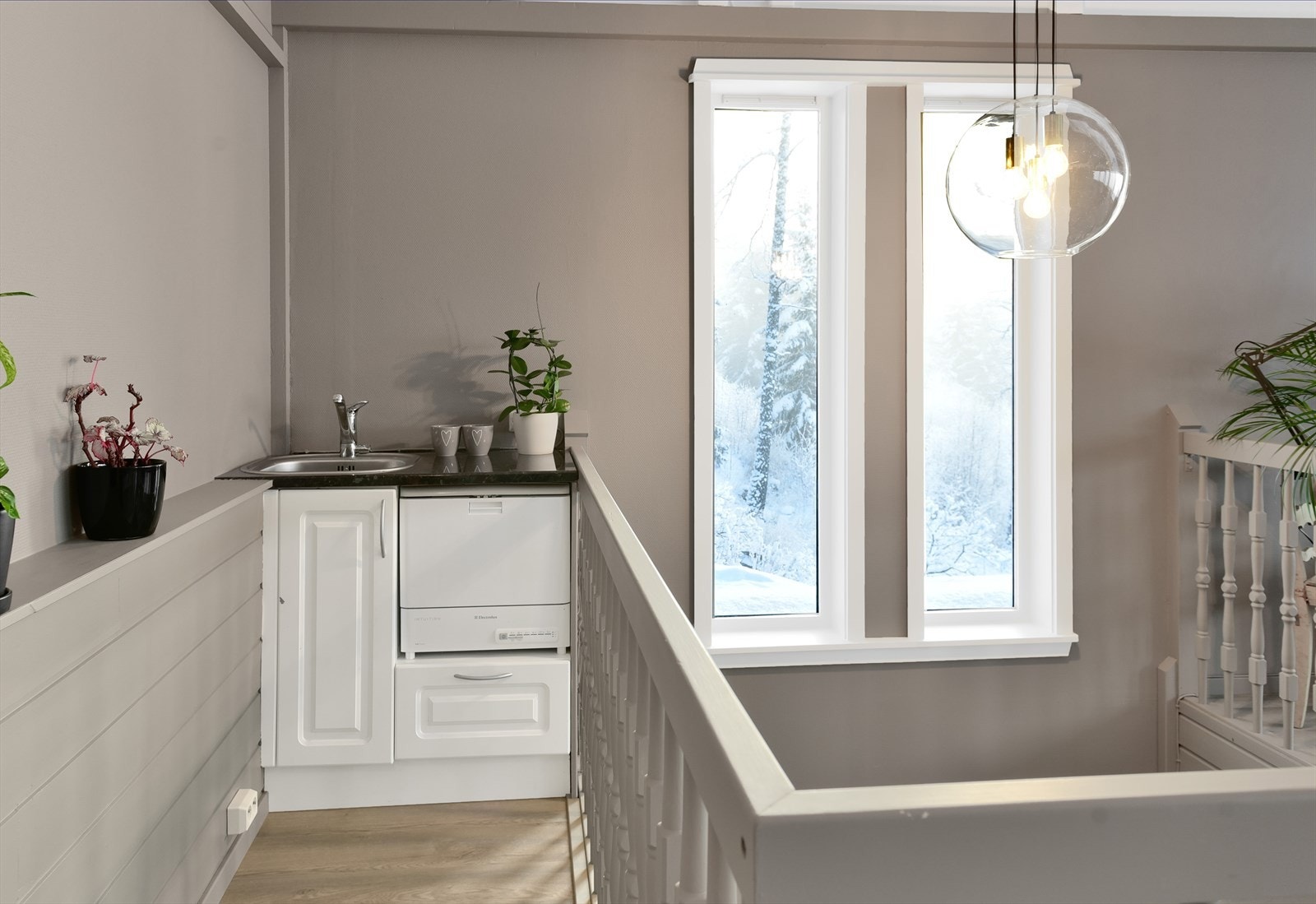 Ved trappen er det en praktisk krok med en liten kjøkkenbenk (plass til liten oppvaskmaskin) Galleribilde