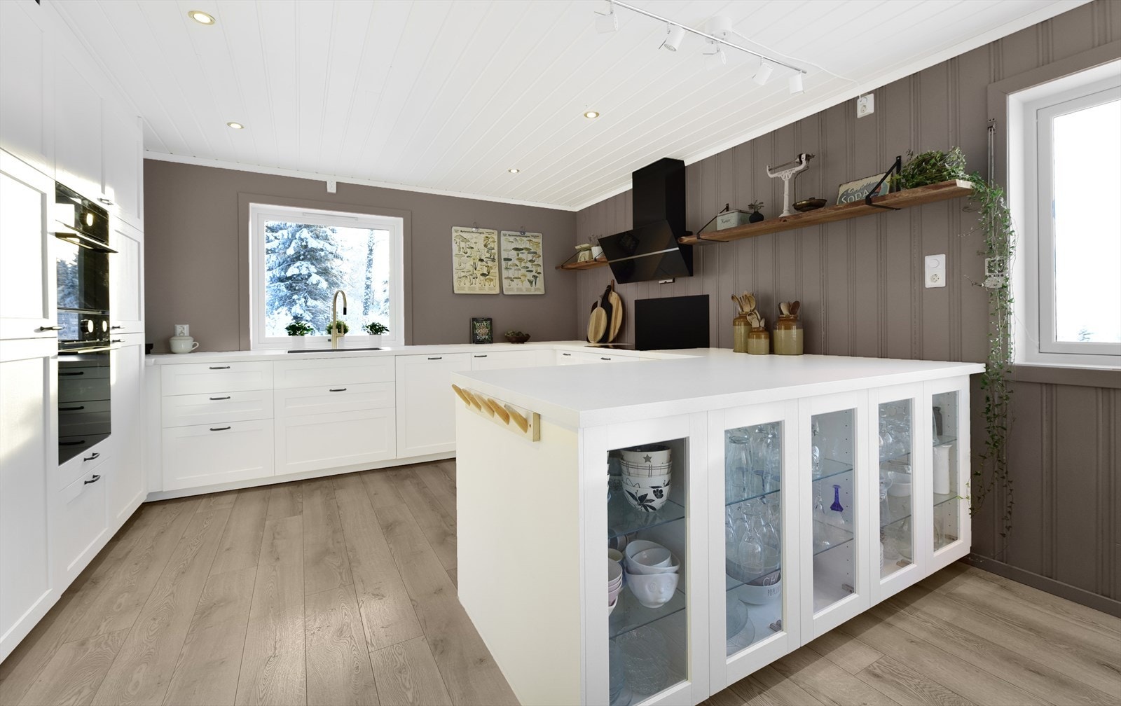 Innredningen har rikelig med skap- og skuffeplass, inkludert vitrineskap på halvøya Galleribilde