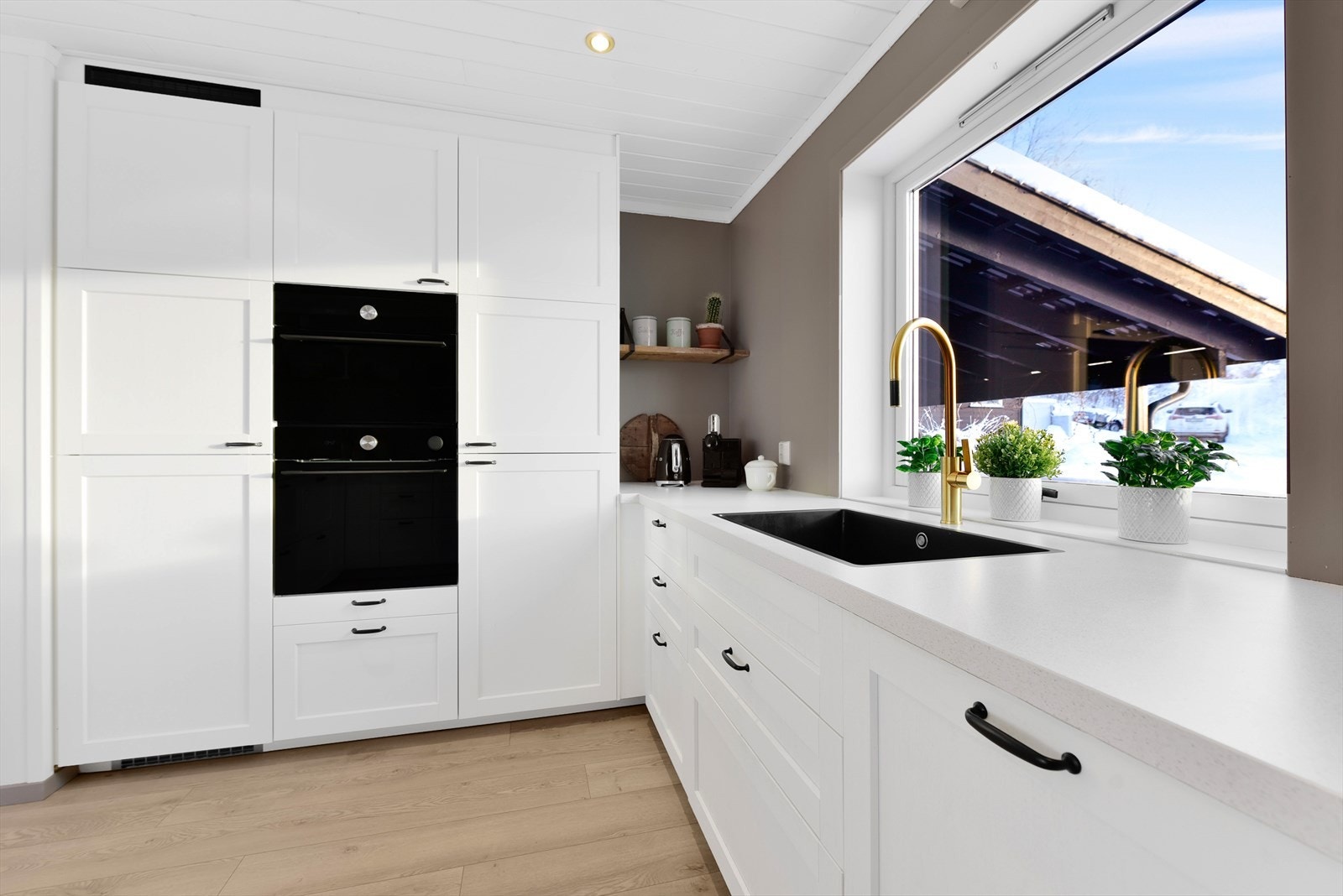 Høyskap med integrert stekeovn og mikrobølgeovn i riktig arbeidshøyde Galleribilde