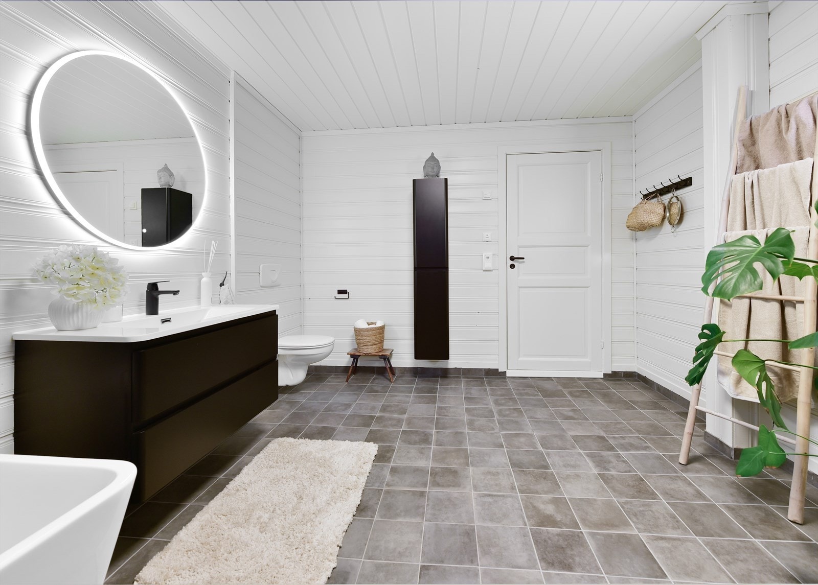 Badet ble modernisert i 2023. Det ble lagt flis på flis, nytt vindu, ny vask, ny innredning, nytt speil med lys, nye kraner, dusj og lamper. Badet har både et frittstående badekar og en separat dusjnisje Galleribilde