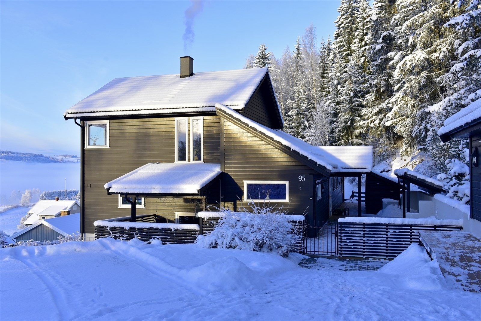 Bolighuset er fra byggeåret 1999, senere modernisert i flere omganger, senest i perioden 2022-2025 Galleribilde