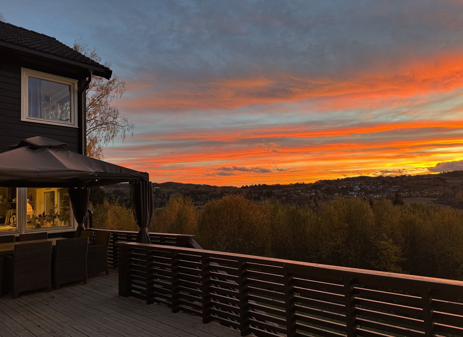 Selgers bilde - fra terrassen kan du nyte en fantastisk utsikt og fargesprakende solnedganger Galleribilde