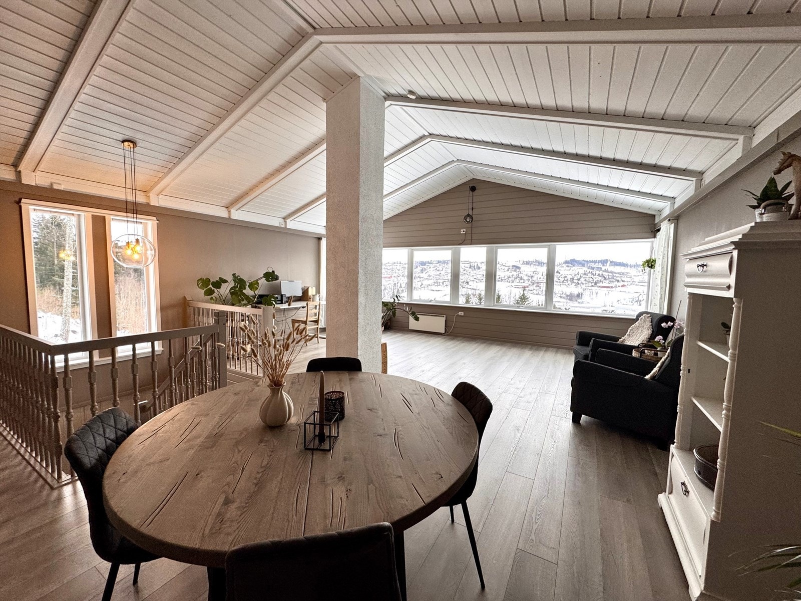 Stuen er romslig og har en luftig atmosfære med åpen himling og store vinduer som rammer inn det flotte utsikten (selgers bilde) Galleribilde