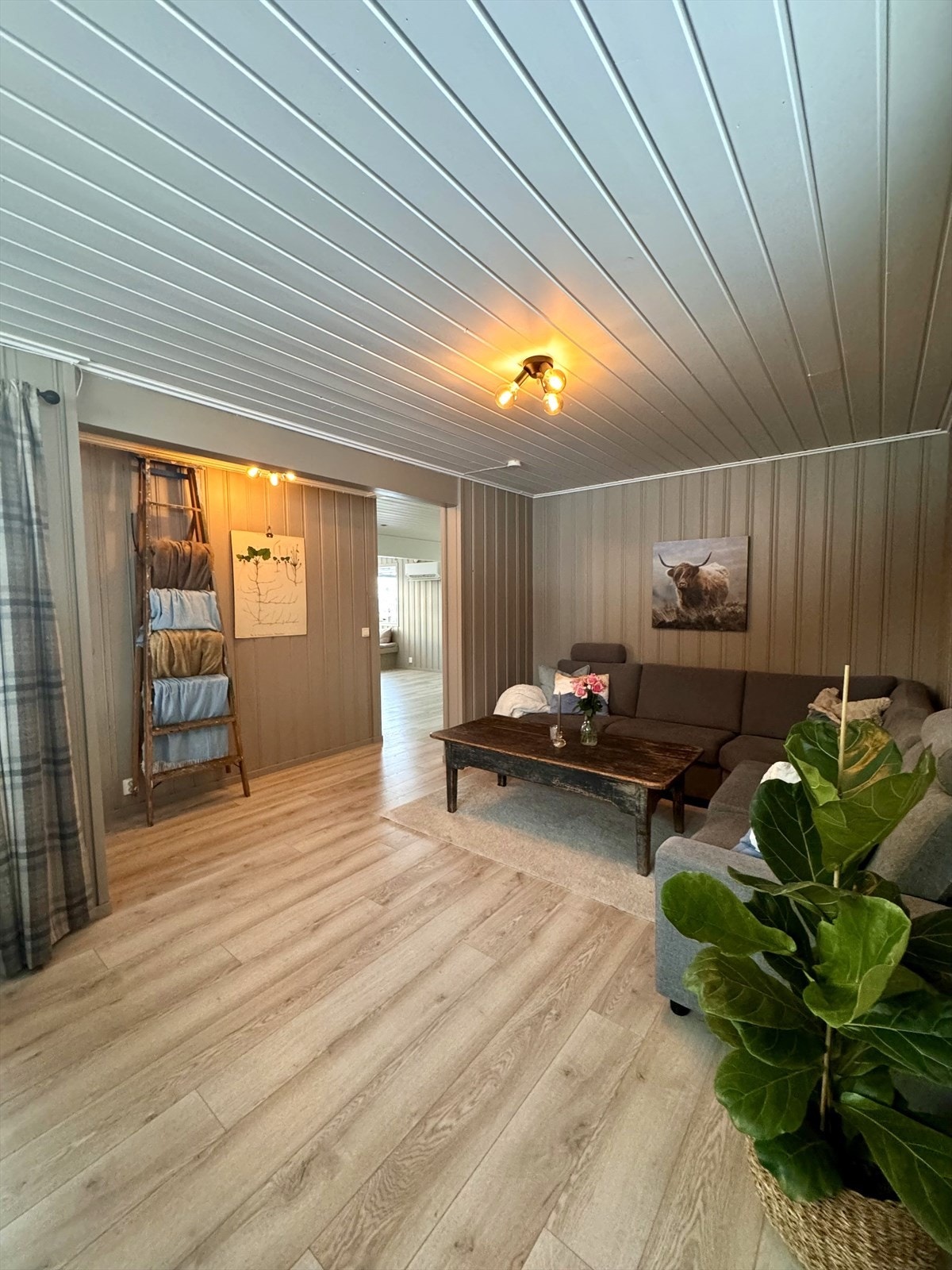 Etasjen har også en koselig stue. Det er altså fullt mulig å bo på hovedplanet, noe som gir god tilgjengelighet og praktisk hverdagsliv (selgers eget foto) Galleribilde