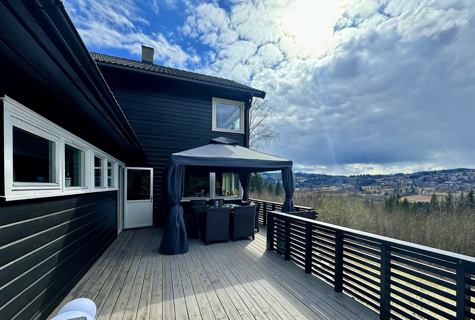 Til boligen er også en terrasse/veranda vendt direkte mot vest - som det synes av bildet. Boligen ligger høyt og fritt! Galleribilde